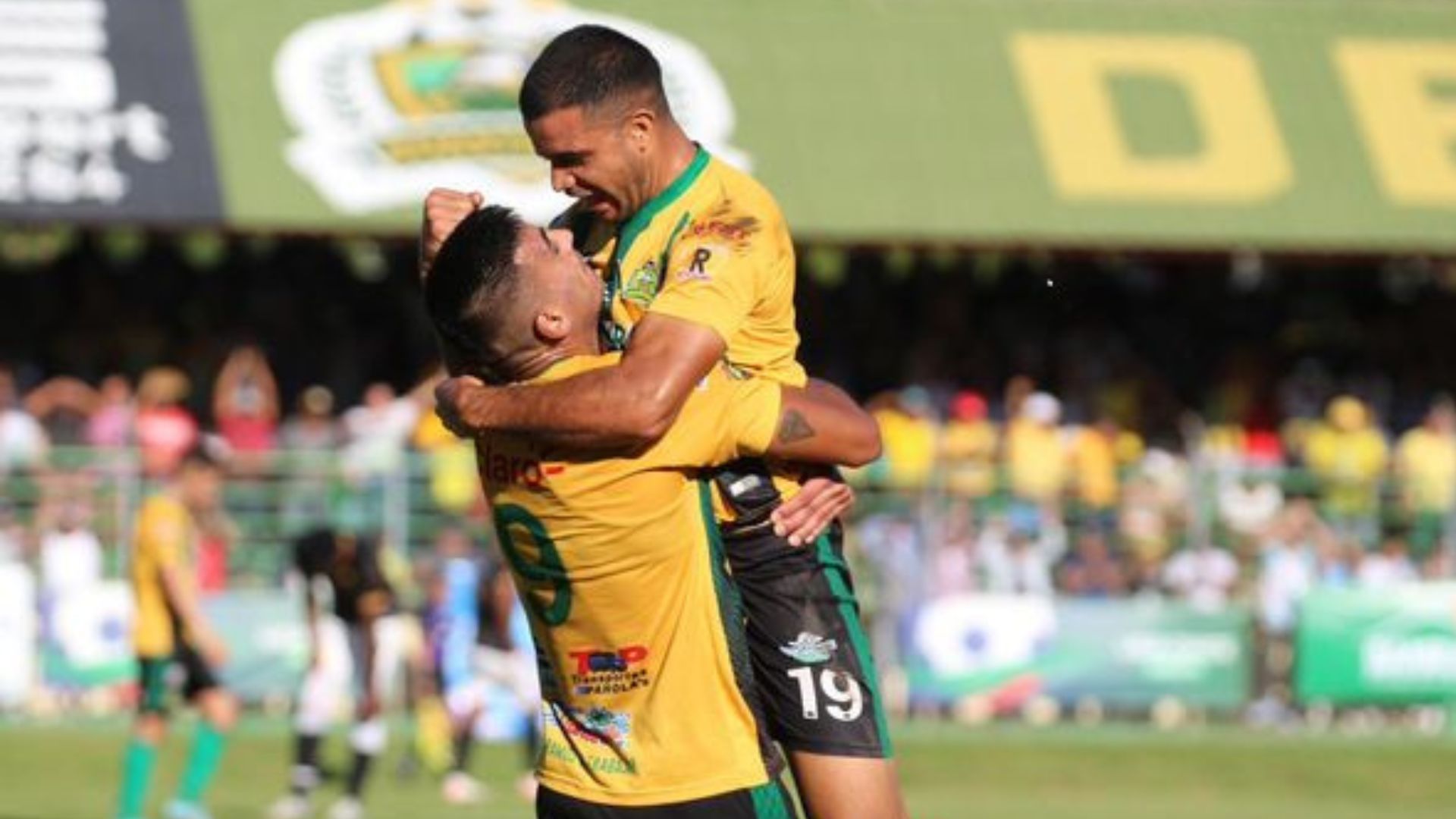 Los futbolistas de Guastatoya, Jonathan Morán y Marcelo Ferreira festejan uno de los tres goles de su equipo a Zacapa. (Foto Prensa Libre: @LigaGuateB)