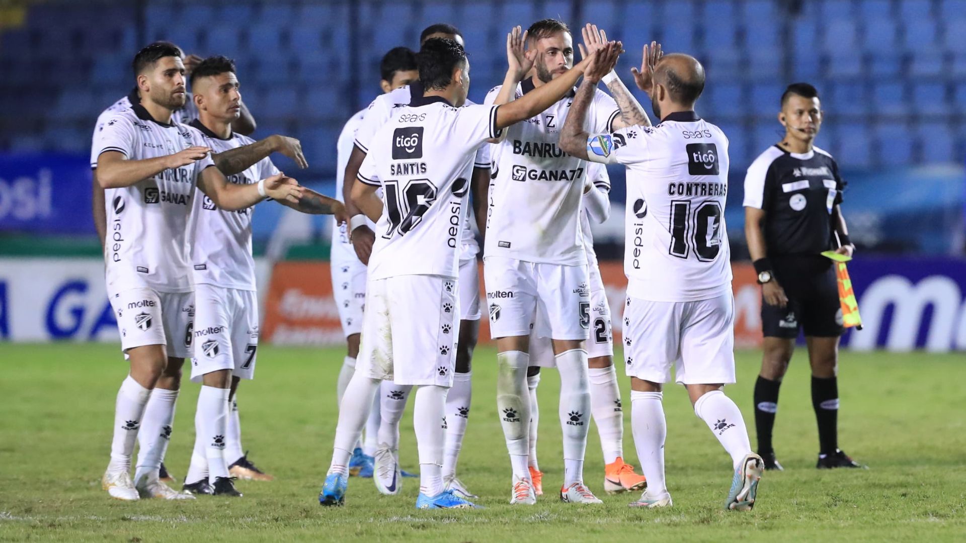 Los jugadores de Comunicaciones festejan uno de sus penales convertidos ante el portero de Xela, José Calderón. (Foto Prensa Libre: Carlos Hernández)