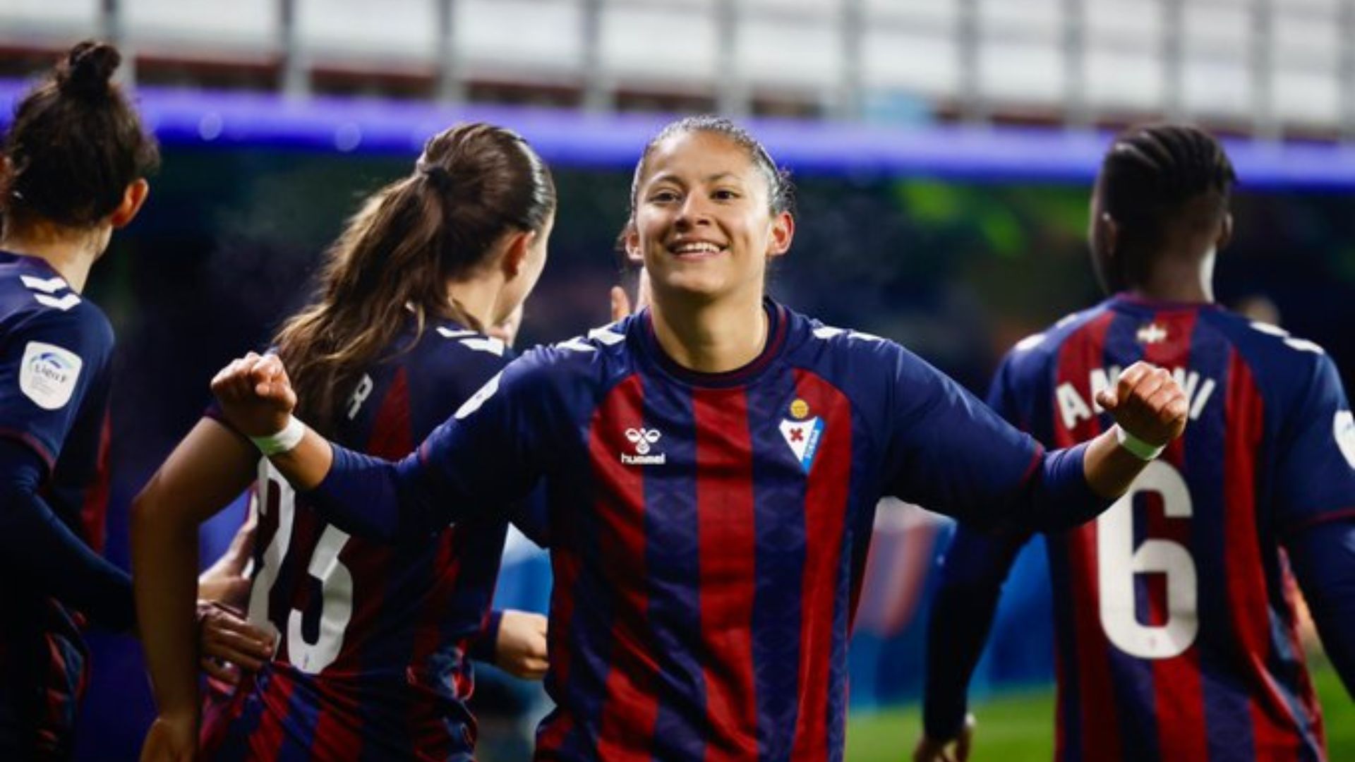 La delantera guatemalteca, Andrea Álvarez, celebra su tercera anotación con su equipo en la liga española. (Foto Prensa Libre: RRSS)