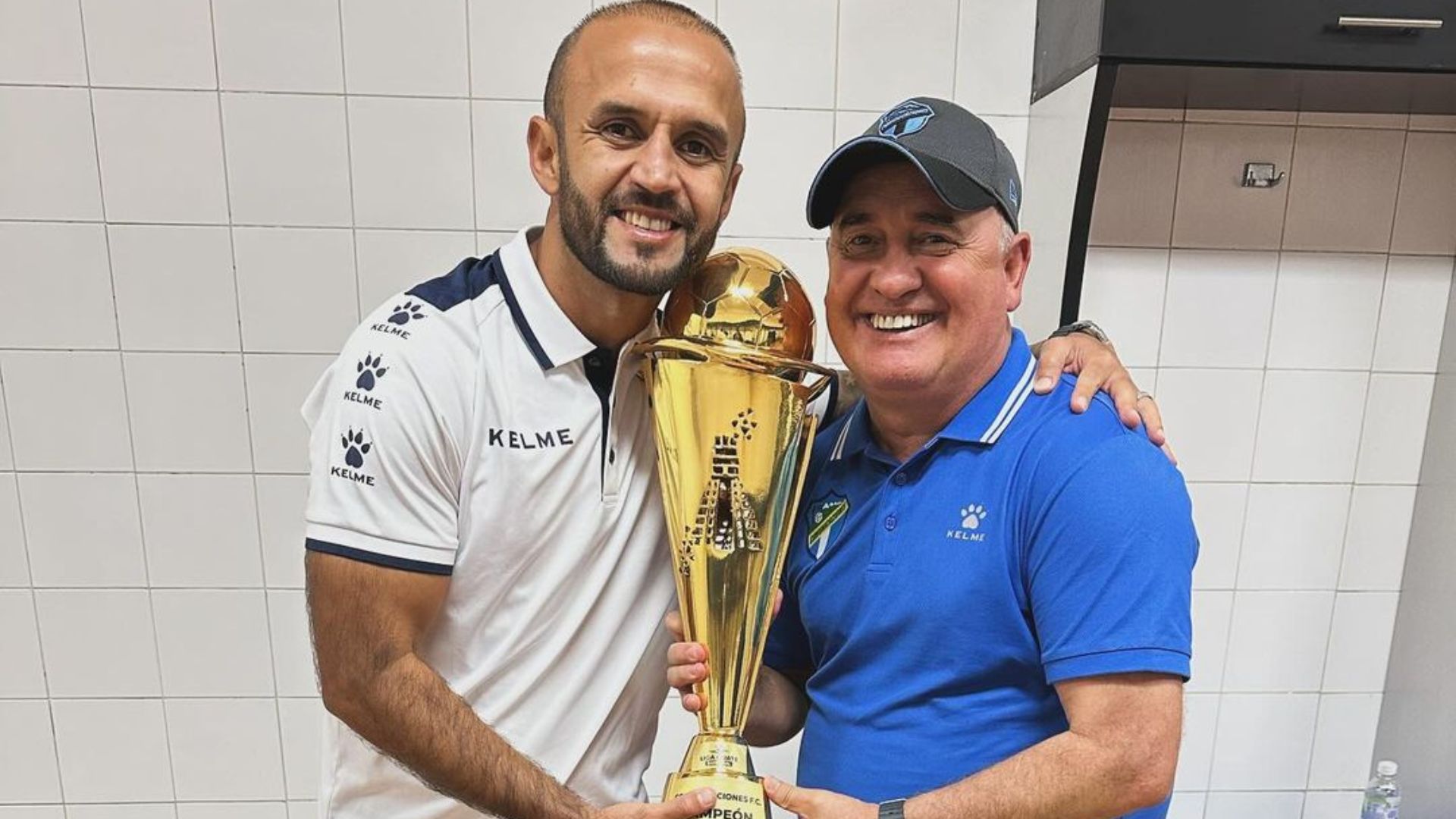 El capitán de Comunicaciones, José Contreras, posa con el trofeo de campeón, junto a su entrenador, el uruguayo, Willy Coito Olivera. (Foto Prensa Libre: @moyo_10)