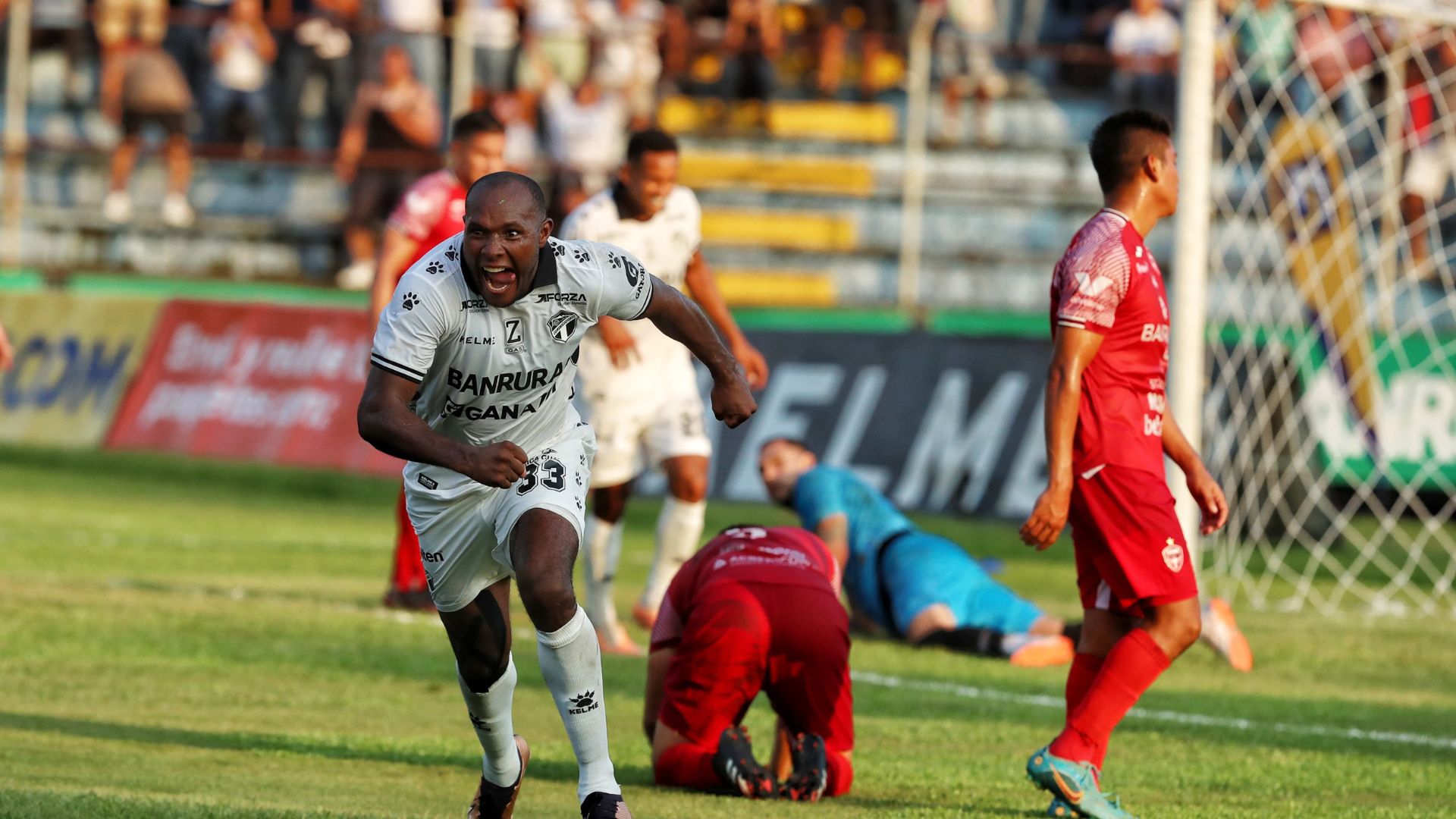 El delantero de Comunicaciones, Juan Luis Anangonó, festeja uno de sus cuatro goles a Malacateco en la cancha del Carlos Salazar de Mazatenango. (Foto Prensa Libre: Esbin García)