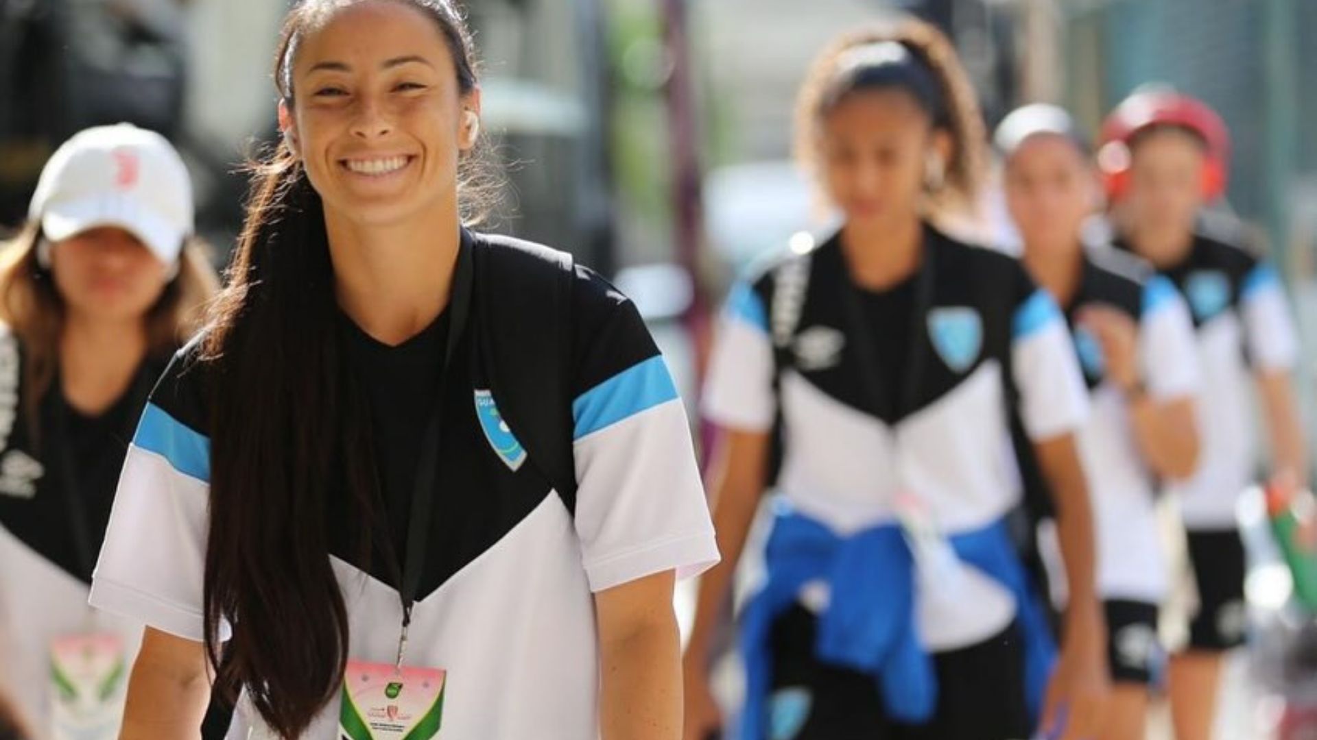 La defensora guatemalteca, Michelle Ruano, junto a sus compañeras antes del partido frente a Jamaica en Kignston del pasado 10 de octubre. (Foto Prensa Libre: Instagram)