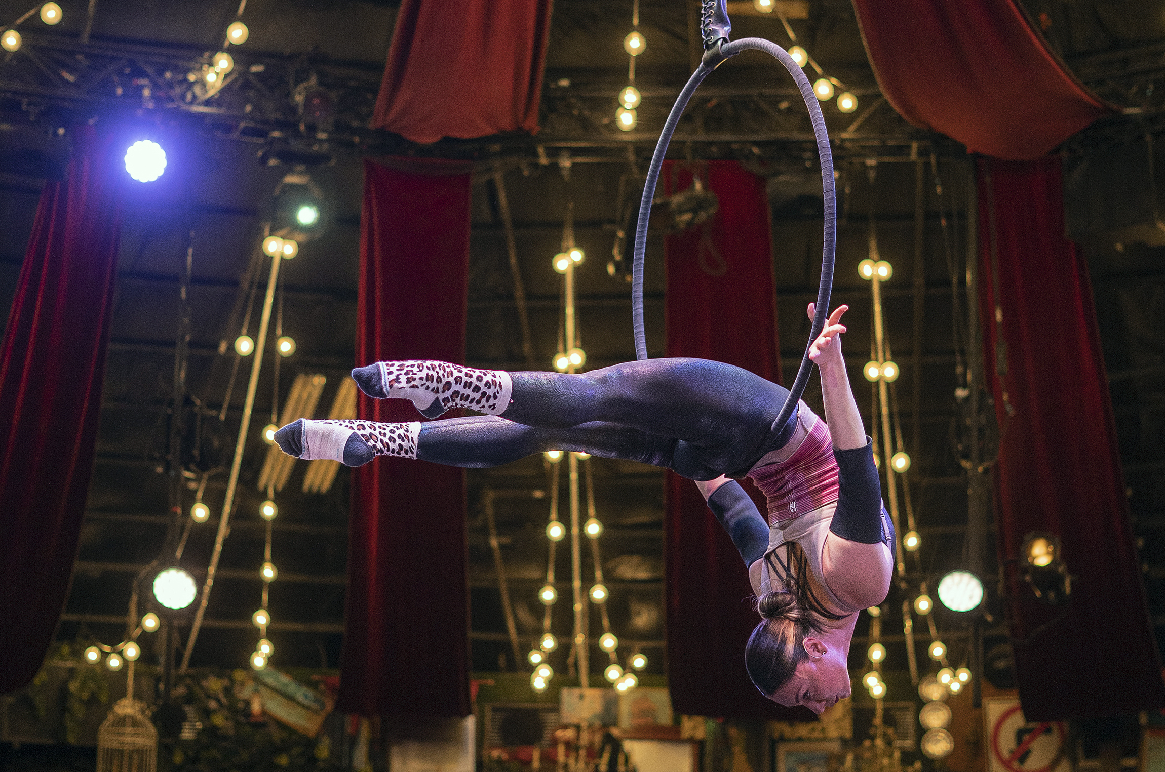 La acróbata mexicana Yammel Rodríguez, incluida recientemente en el libro Guinness World Records,  durante una rutina de acrobacias en la Ciudad de México (México).  (Foto Prensa Libre: EFE/ Guinness World Records)