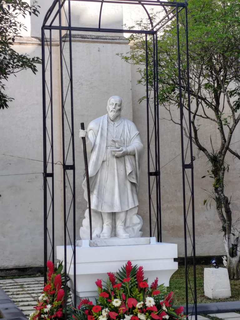 Escultura del Santo Hermano Pedro en Antigua Guatemala