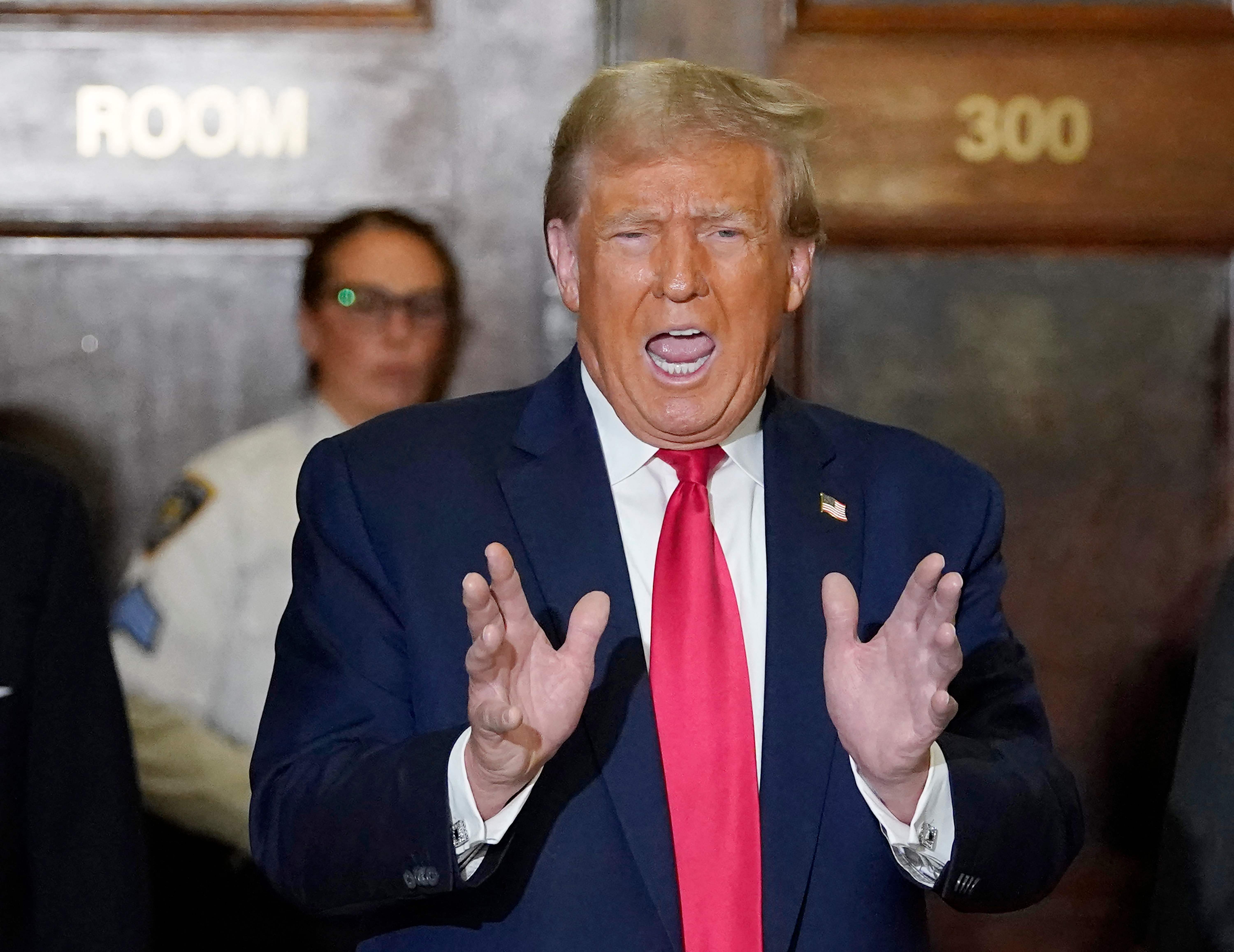 El expresidente estadounidense Donald Trump habla con la prensa cuando llega a su juicio por fraude civil en la ciudad de Nueva York el 17 de octubre del 2023. (Foto Prensa Libre: AFP)