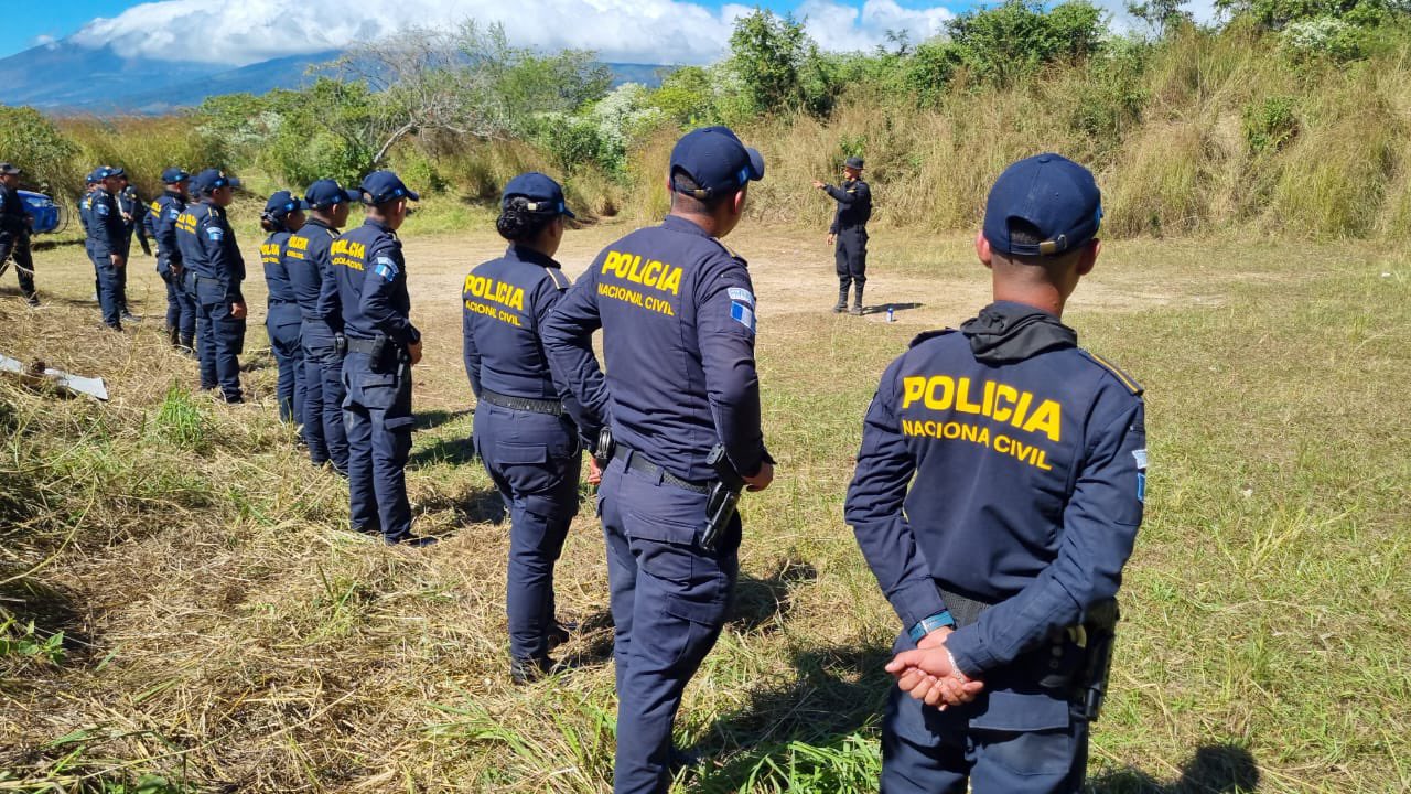 Los agentes de la PNC gozarán de un aumento salarial a partir del 31 de diciembre de 2023. (Foto Prensa Libre: Tomada de @mingobguate)