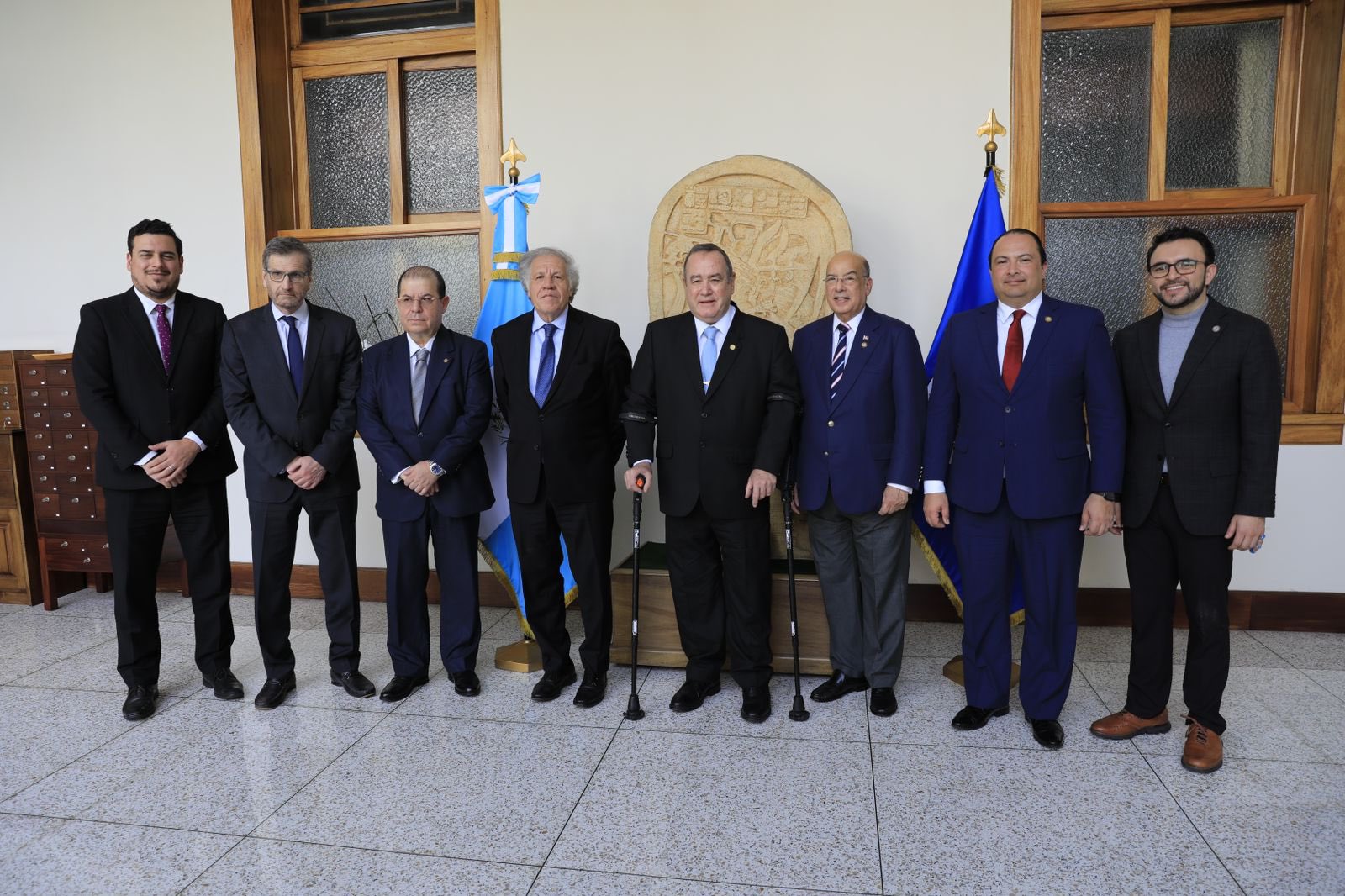 La misión de la OEA, encabezada por el secretario general, Luis Almagro, y el presidente del Consejo Permanente, Sir Ronald Sanders, se reunió con el presidente Alejandro Giammattei y varios de sus ministros. (Foto Prensa Libre: Tomada de @GuatemalaGob)