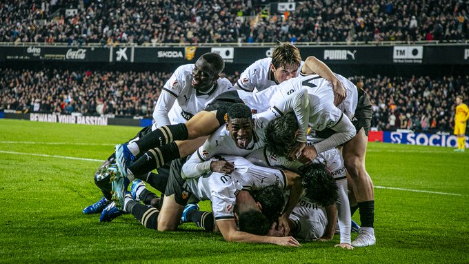 Los jugadores del Valencia celebran el gol del empate ante el FC Barcelona. (Foto Prensa Libre: @valenciacf)