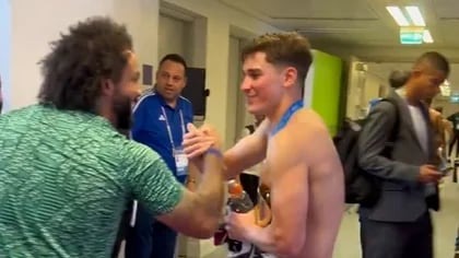 El momento en que Marcelo, de Fluminense, le pidió una foto a Julián Álvarez, delantero del Manchester City. (Foto Prensa Libre: Captura de Pantalla)