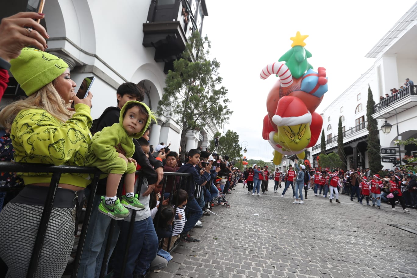 Muchos llegaron con disfraces de personajes de la temporada navideña.