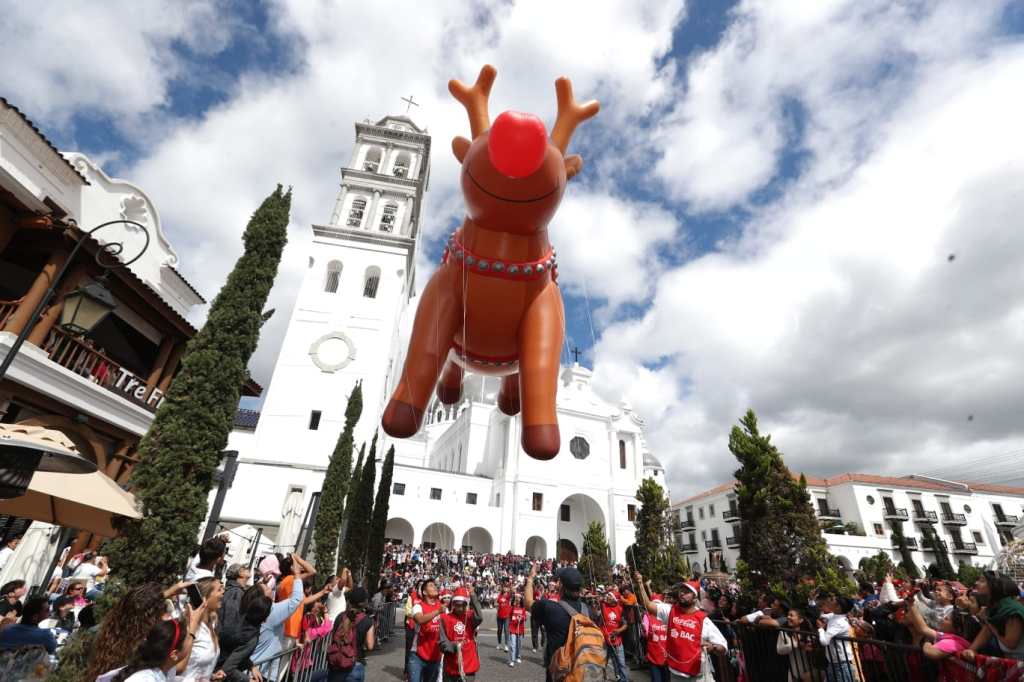 Rudolf, el reno de la nariz roja no podía faltar en este evento.