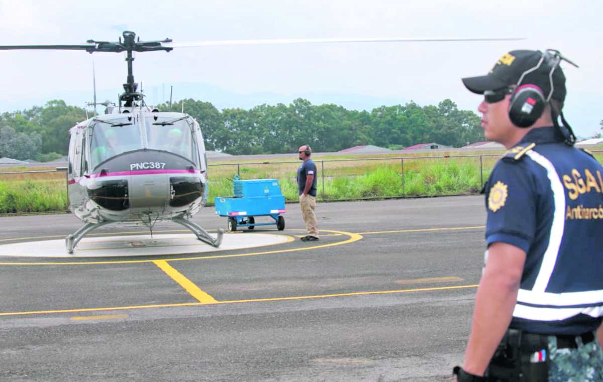 Helicóptero que utiliza la PNC en operativos antinarcóticos.(Foto Prensa Libre: Hemeroteca PL)