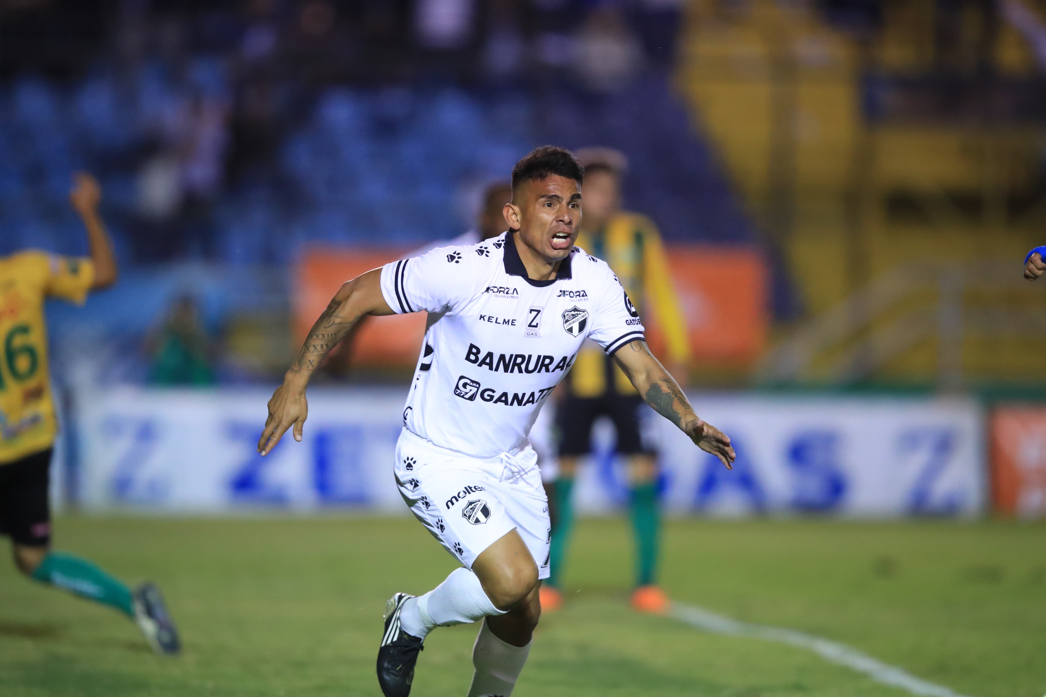 Andrés Lezcano, celebrando el gol ante Guastatoya. (Foto Prensa Libre: Carlos Hernández)