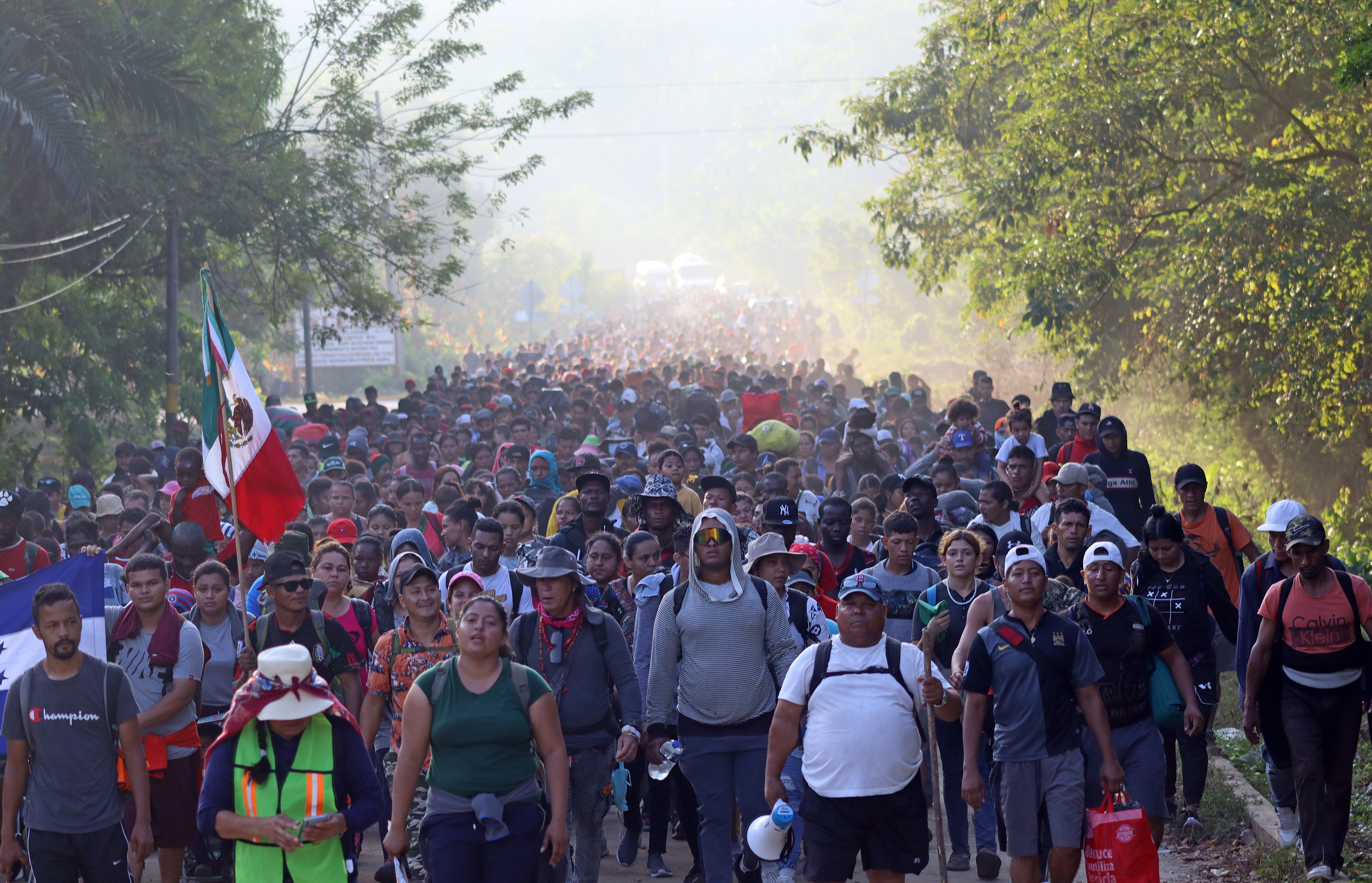 La caravana de miles de migrantes avanza por México en la víspera de la visita de EEUU