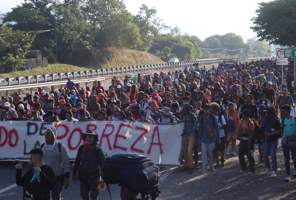 La caravana de miles de migrantes avanza por México en la víspera de la visita de EEUU