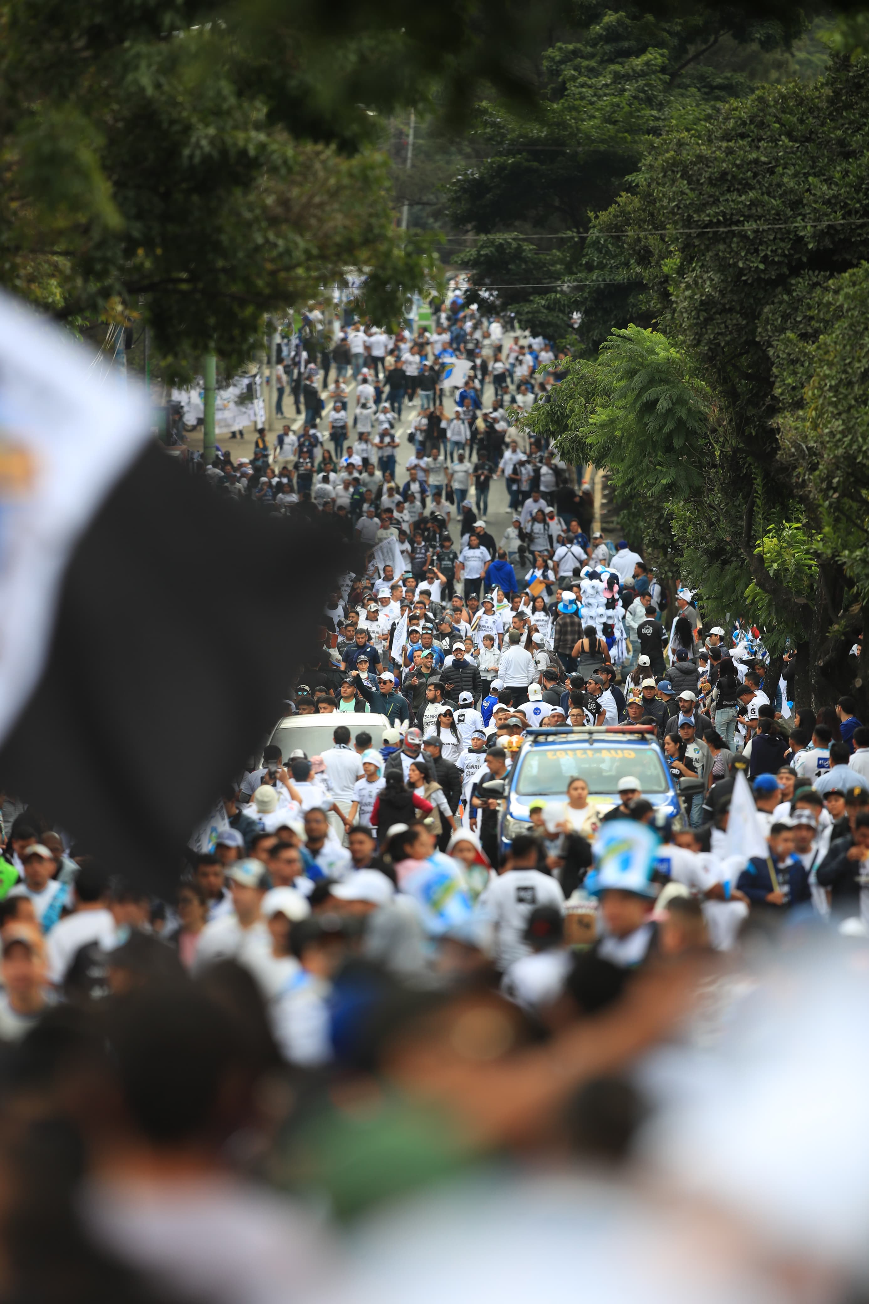 Llegada masiva de personas al estadio'