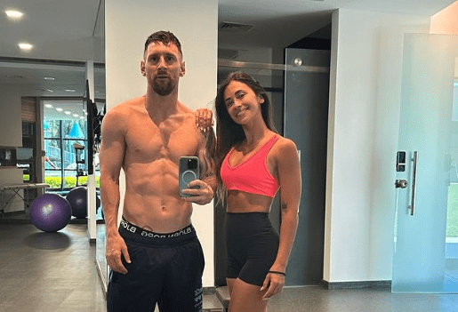 Lionel Messi y Antonela Roccuzzo posan juntos. Foto Prensa Libre (@leomessi)