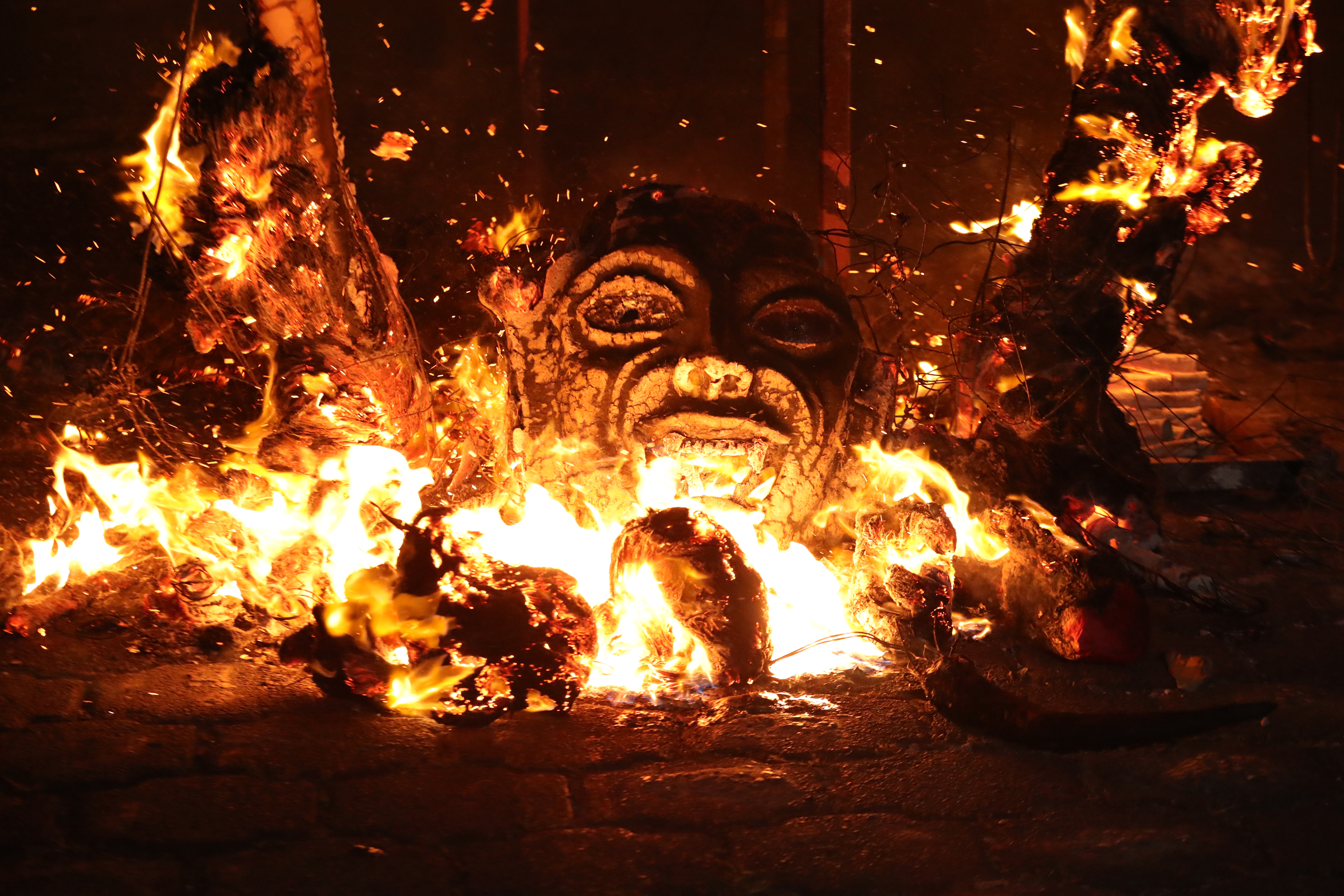  Miles de guatemaltecos celebraron este jueves en todo el territorio nacional la "Quema del Diablo". (Foto Prensa Libre: María Reneé Barrientos)