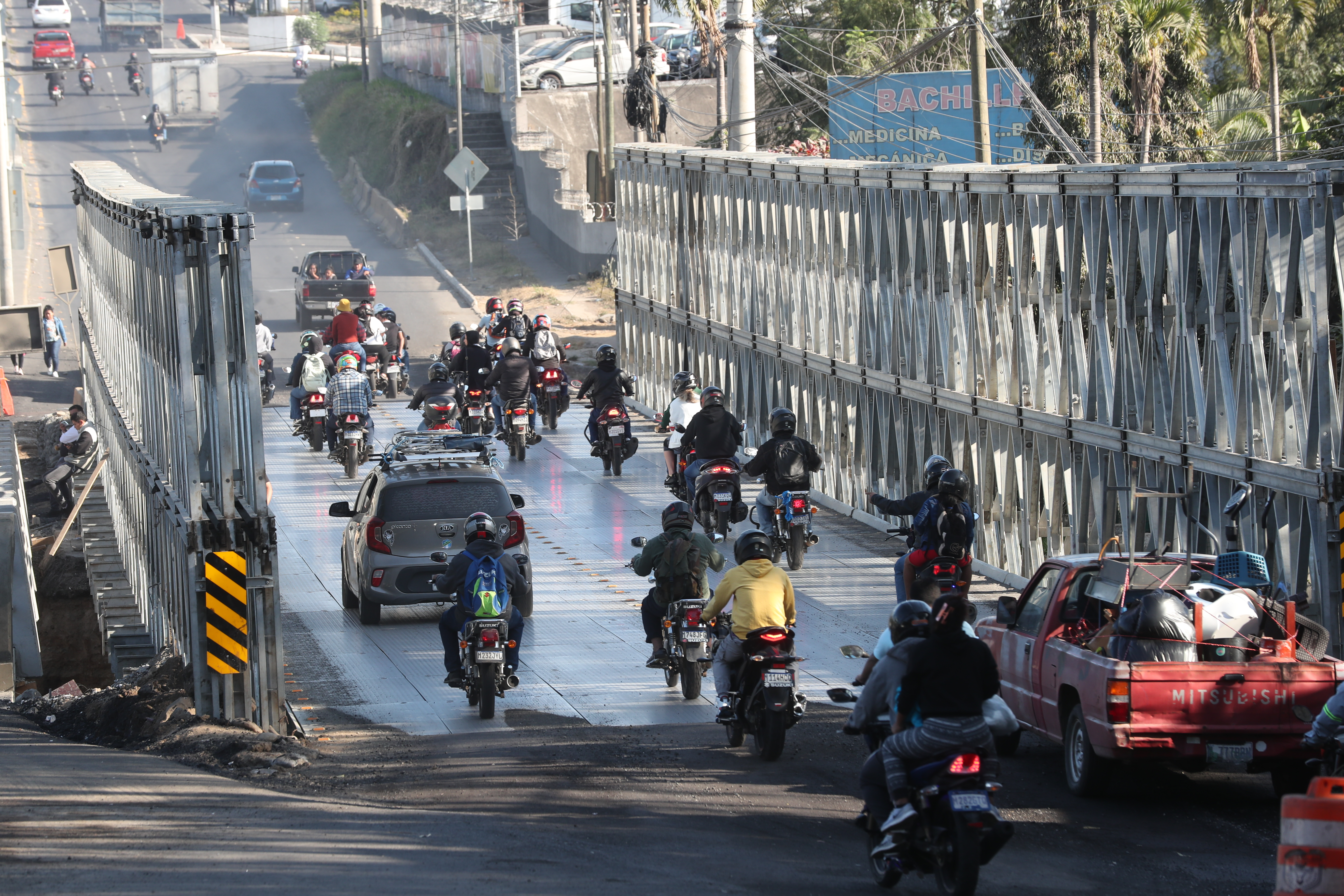 Durante el proceso de desmontaje del puente temporal en el km 17.5 de la ruta al Pacífico, en Villa Nueva, se prevé complicaciones viales. (Foto Prensa Libre: Érick Ávila)