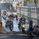 Durante el proceso de desmontaje del puente temporal en el km 17.5 de la ruta al Pacífico, en Villa Nueva, se prevé complicaciones viales. (Foto Prensa Libre: Érick Ávila)