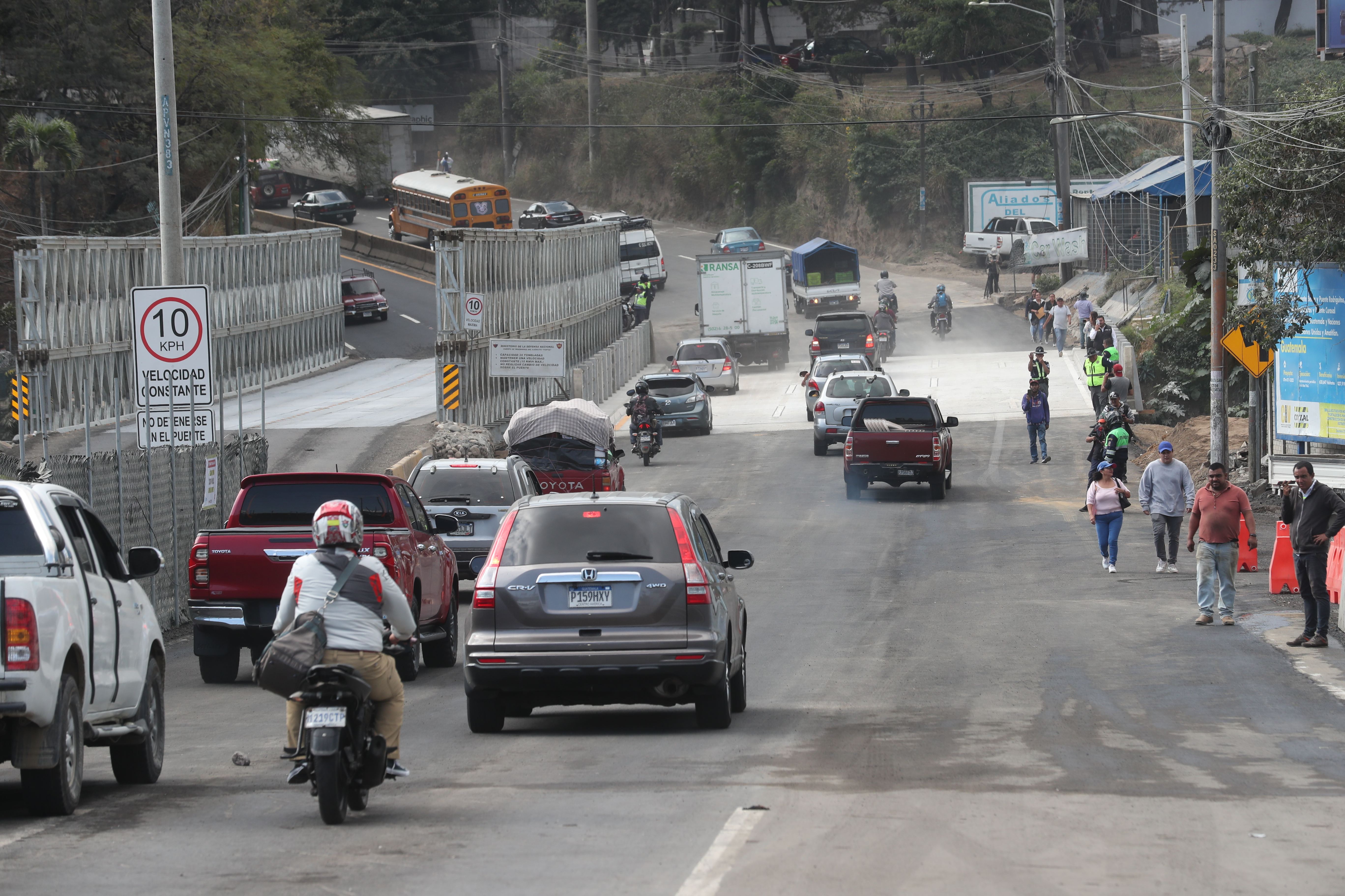 El desmontaje del puente Bailey instalado en el km 17.5 de Villa Nueva podría causar complicaciones viales en el sector. (Foto Prensa Libre: Érick Ávila)