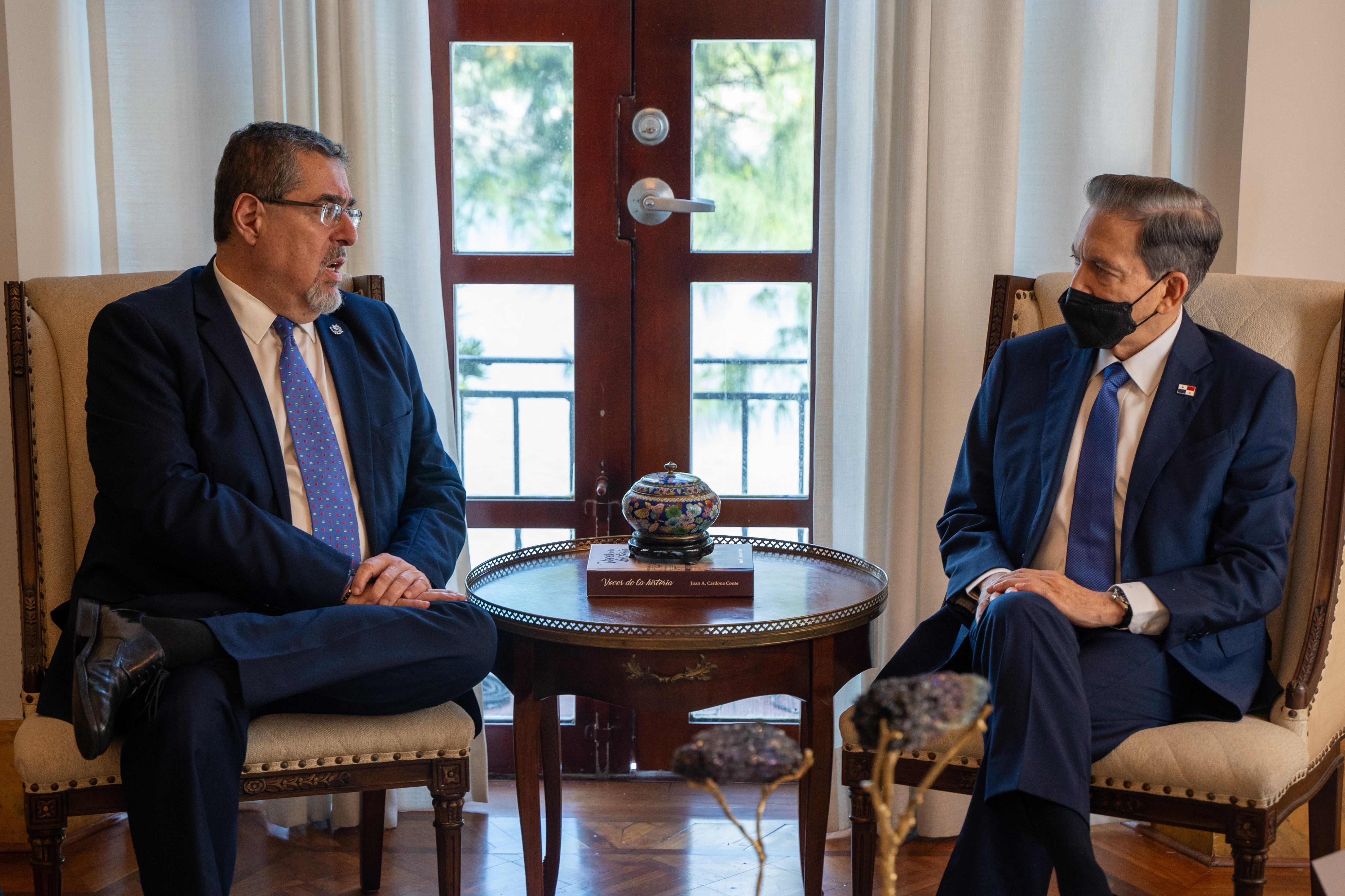 Bernrardo Arévalo, presidente electo de Guatemala, en su reunión con el mandatario de Panamá, Laurentino Cortizo, en Panamá. (Foto Prensa Libre: Bernardo Arévalo)