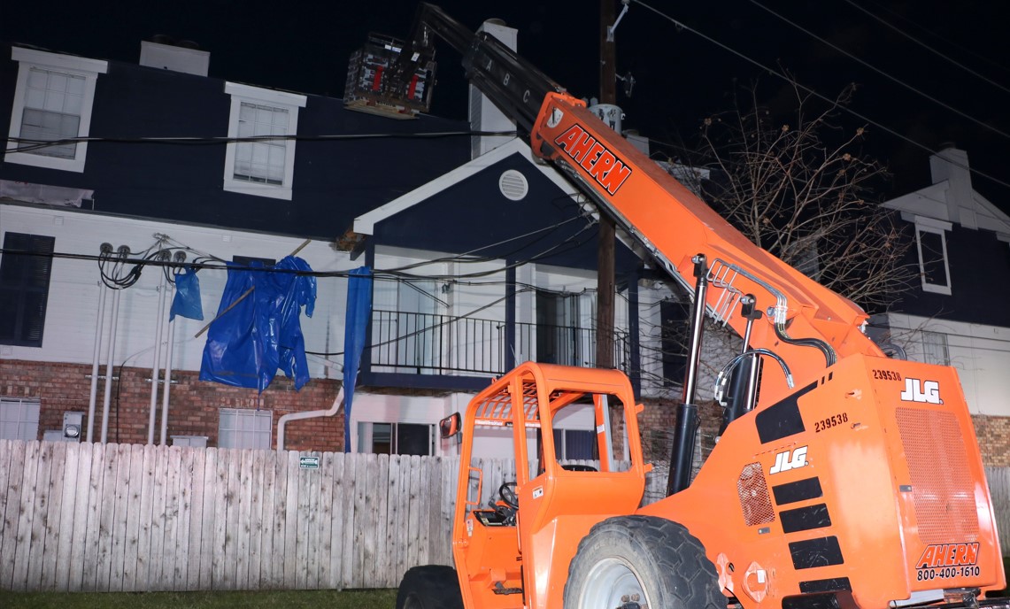 El lugar de trabajo en Luisiana donde Crisanto Campos, de 17 años, se electrocutó mientras utilizaba una carretilla elevadora para subir un palé de tejas a un tejado en 2022. (Oficina del Sheriff de Jefferson Parish vía The New York Times)