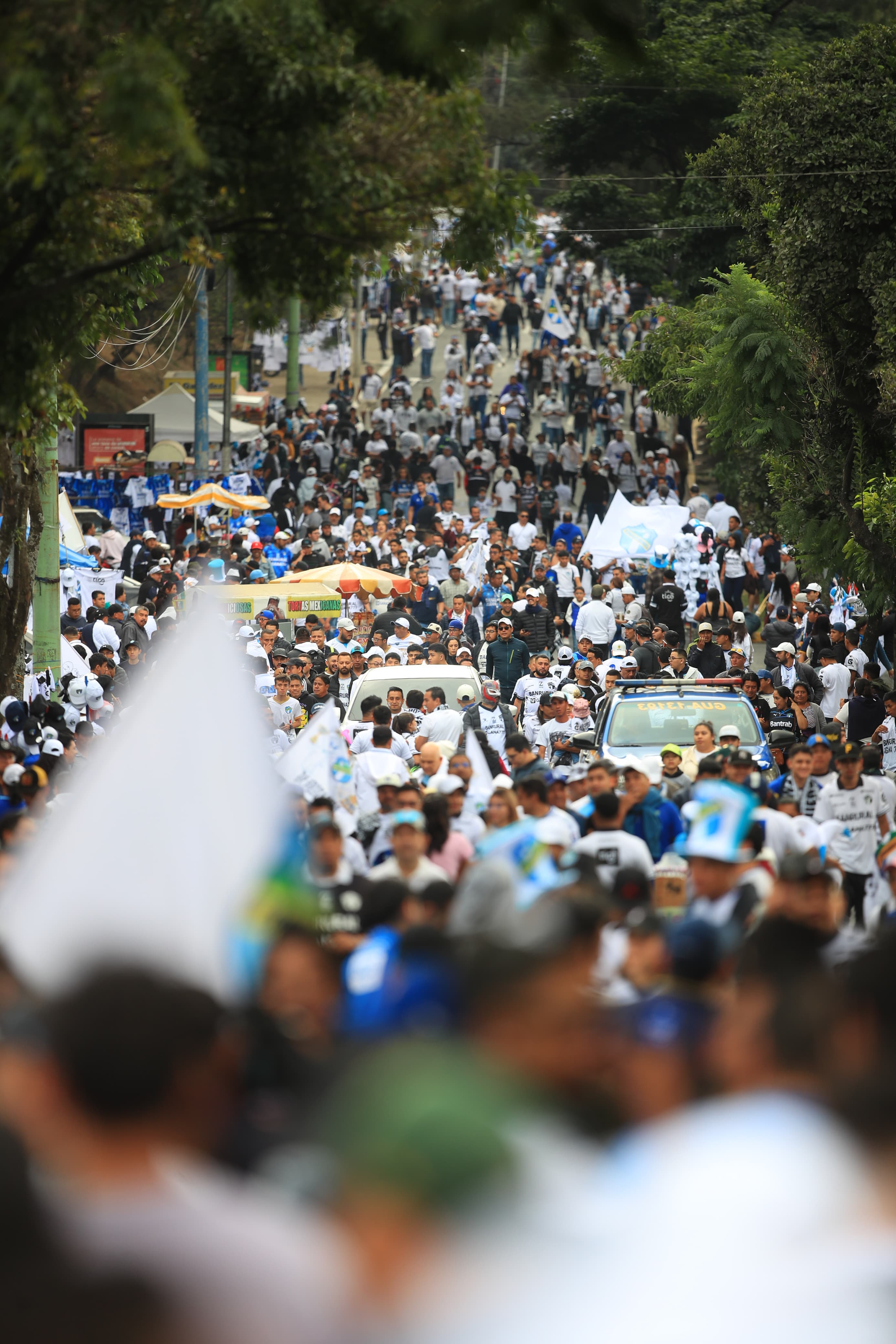 Personas llegan al estadio Doroteo Guamuch'