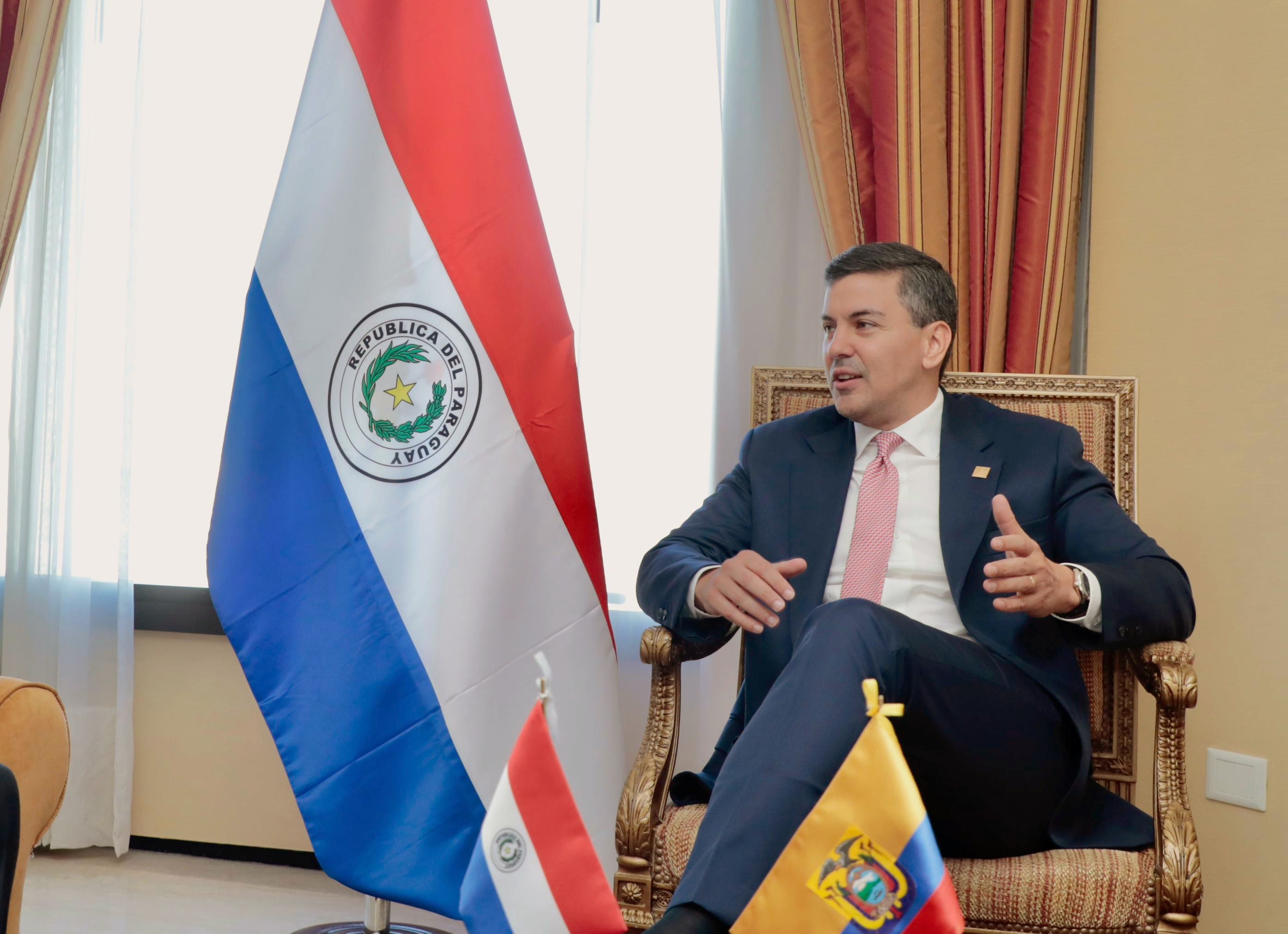 El presidente de Paraguay, Santiago Peña, conversó este martes con el mandatario electo de Guatemala, Bernardo Arévalo de León y expresó preocupación por los recientes hechos ocurridos en Guatemala. (Foto Prensa Libre: EFE/ Presidencia De Ecuador)