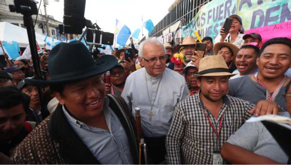 Cardenal Álvaro Ramazzini durante una protesta frente el Ministerio Público. (Foto Prensa Libre: Érick Ávila)