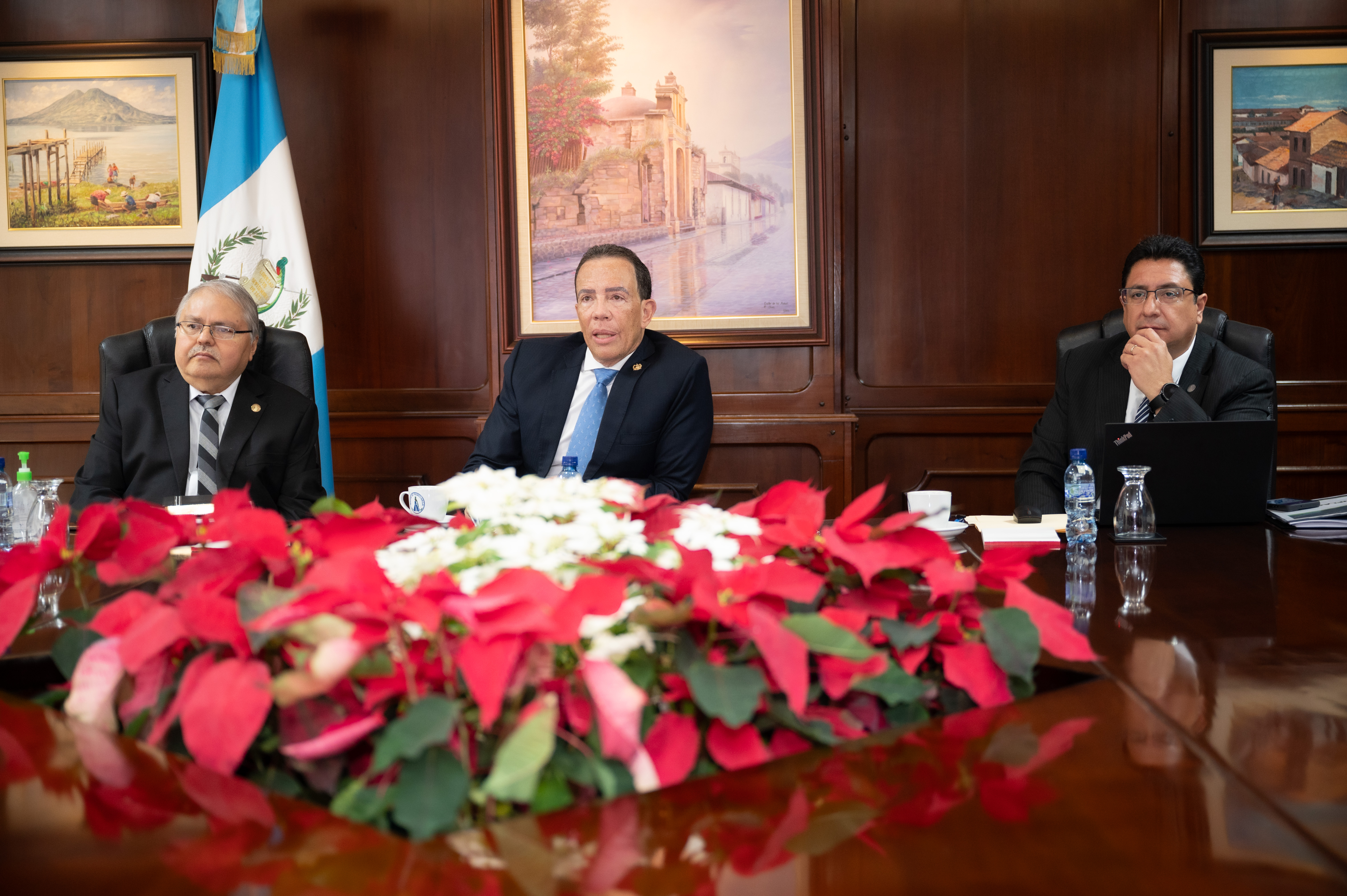 El presidente del Banco de Guatemala Álvaro González Ricci -al centro- dio a conocer los indicadores macroeconómicos de cierre del 2023. A la izquierda el vicepresidente Alfredo Blanco Valdés y David Samayoa director del Departamento de Análisis Macroeconómico. (Foto Prensa Libre: Cortesía) 