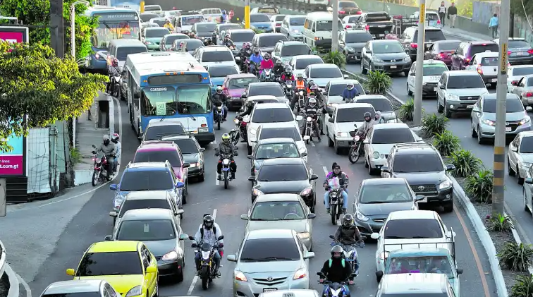 El tránsito de la ciudad aumentará su carga durante las próximas horas previas a la celebración de Nochebuena y Navidad. (Foto Prensa Libre: Hemeroteca)