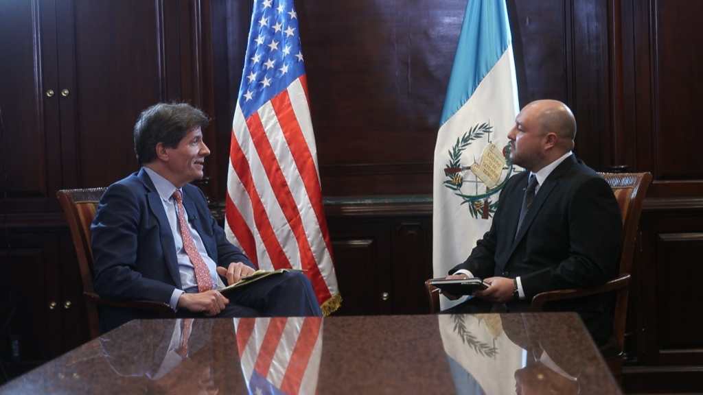 El subsecretario de Estado de Estados Unidos para Crecimiento Económico, Energía y Medio Ambiente, José W. Fernández concedió una entrevista a Prensa Libre y Noticiero Guatevisión, en la que comentó detalles sobre su visita a Guatemala. (Foto Prensa Libre: Érick Ávila)