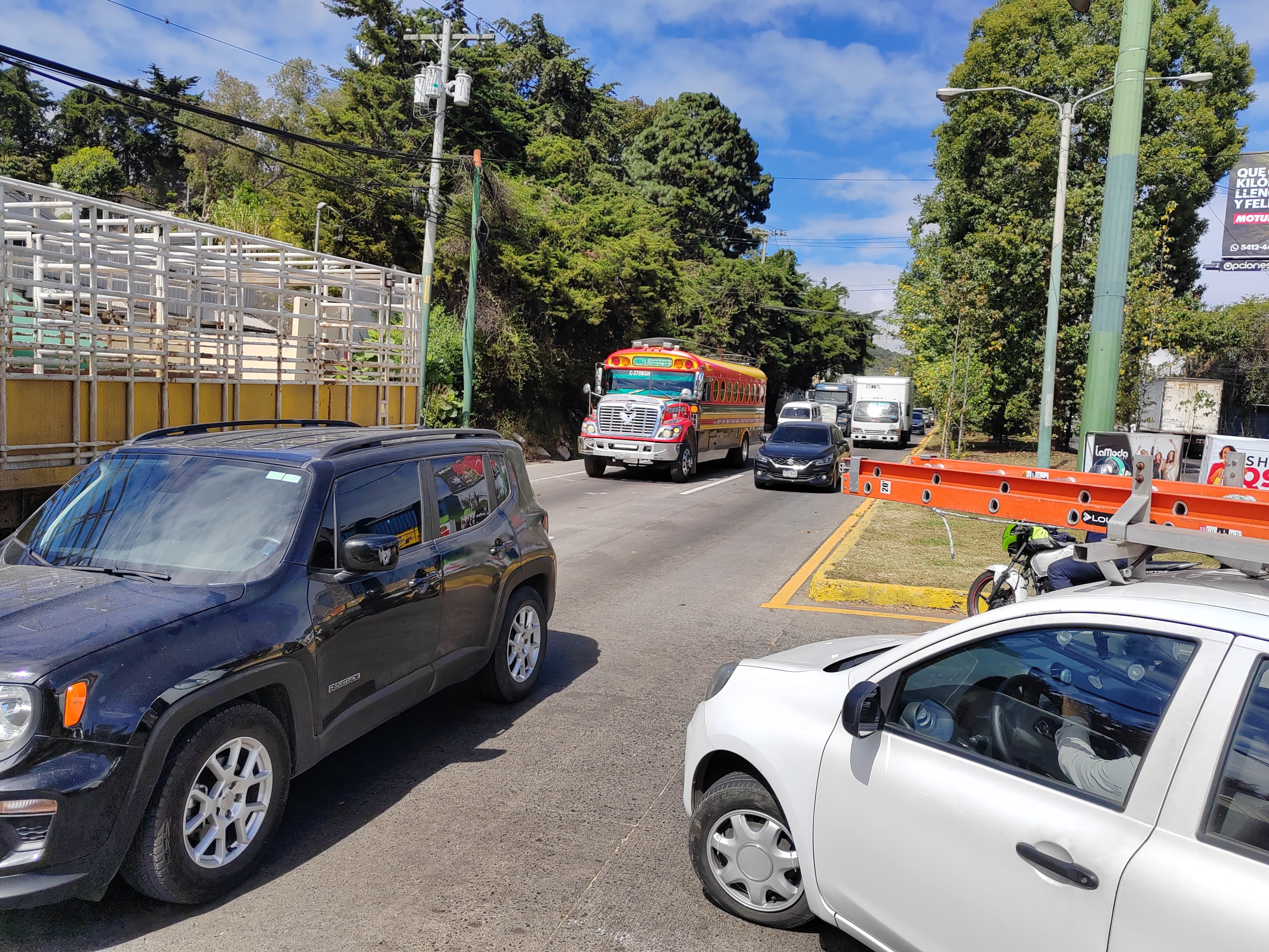 En el Kilómetro 19, ruta Interamericana, por un retorno, automovilistas mencionan que se necesita de un semáforo para regular el paso del transporte pesado y tener más presencia de agentes de PMT. (Foto Prensa Libre: Michelle Velásquez).