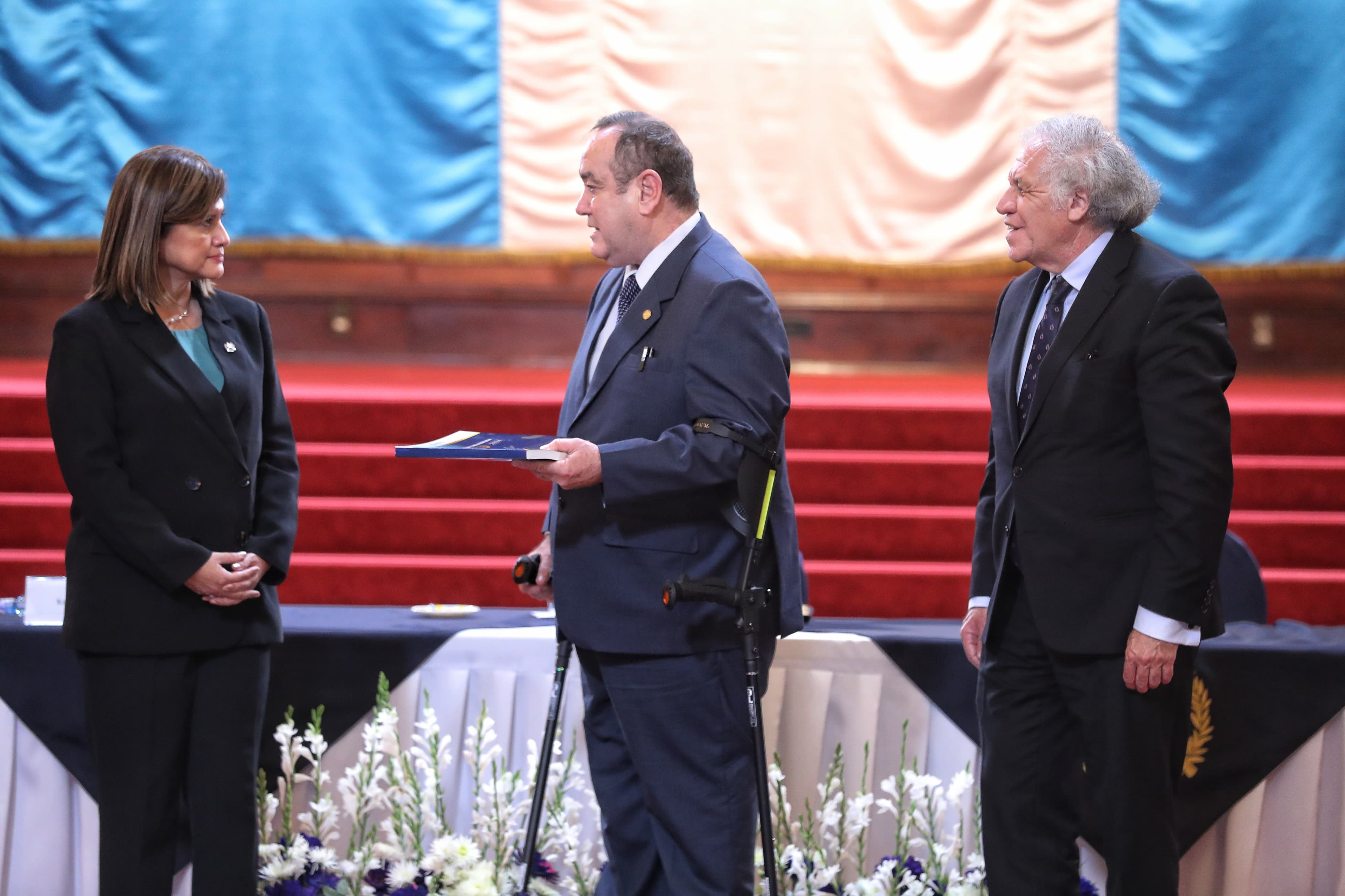 El presidente Giammattei entregó a Herrera el informe en presencia de Almagro. (Foto Prensa Libre: Byron Baiza)