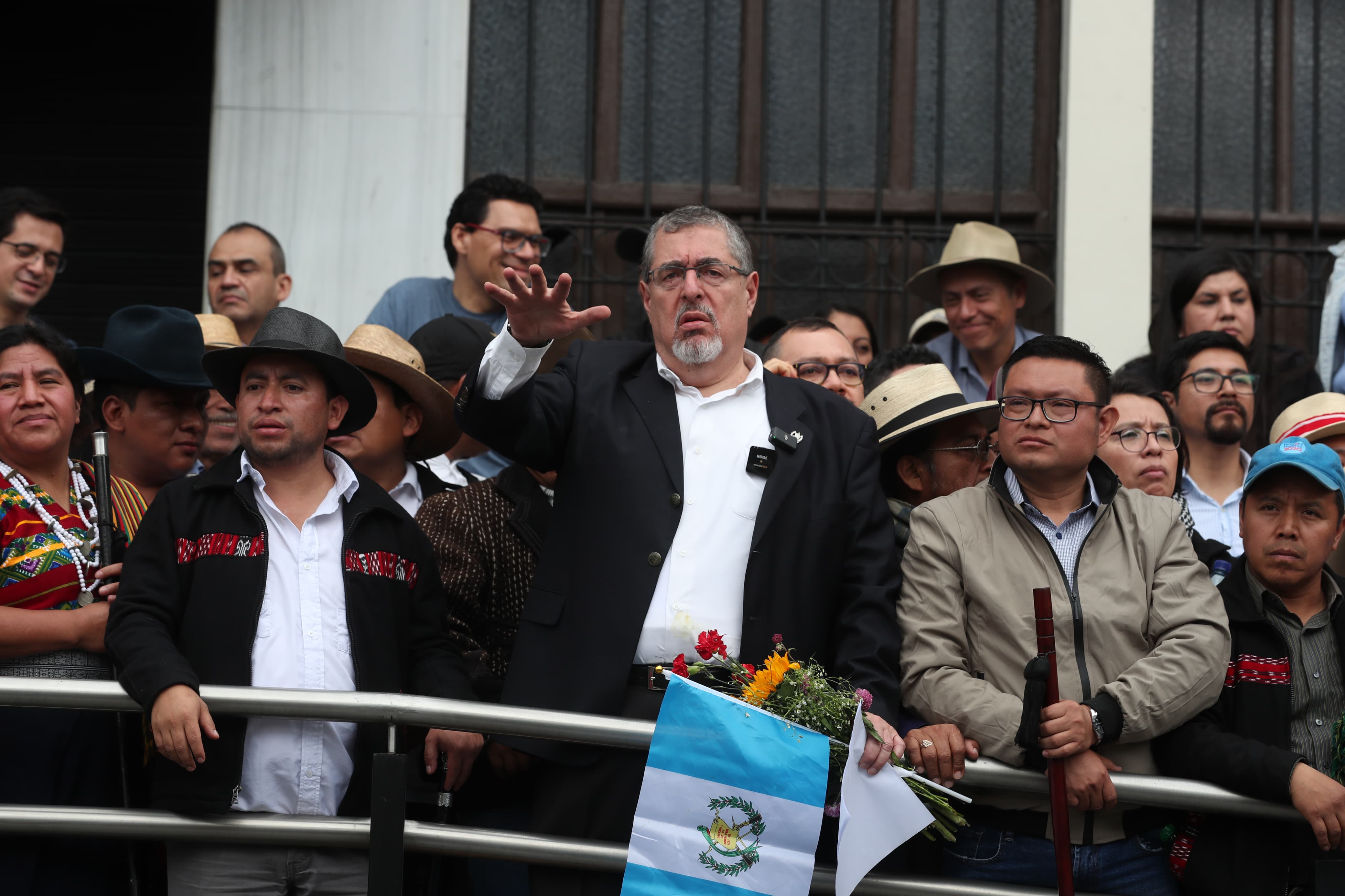 Luis Pacheco, izquierda, asegura que mantendrán las manifestaciones pacíficas para asegurar la toma del poder de Bernardo Arévelo. Exigen más sanciones a actores corruptos. (Foto Prensa Libre: Erick Ávila).