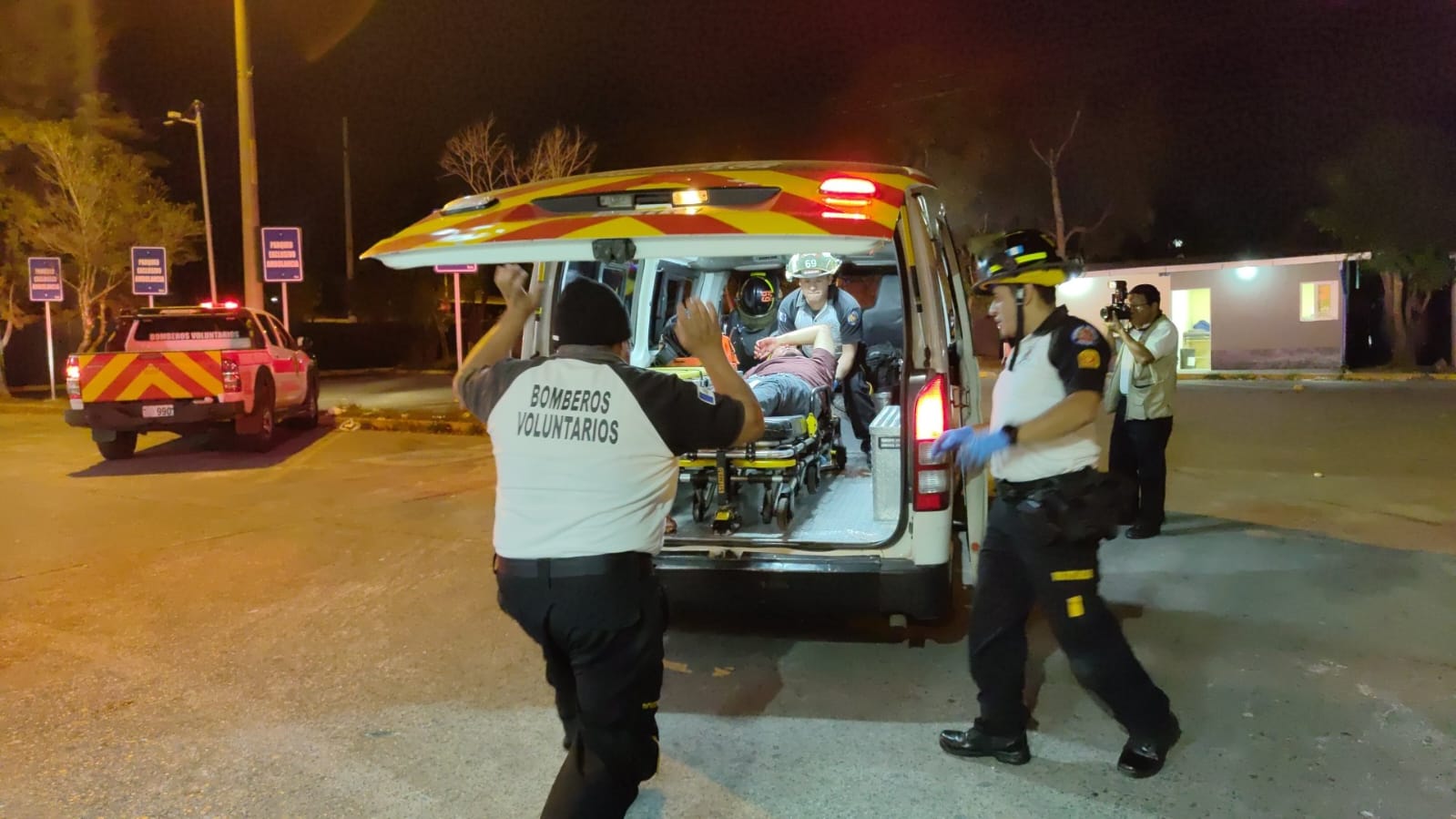 El herido fue trasladado a un centro asistencial para recibir atención médica. Fotografía: Bomberos Voluntarios,