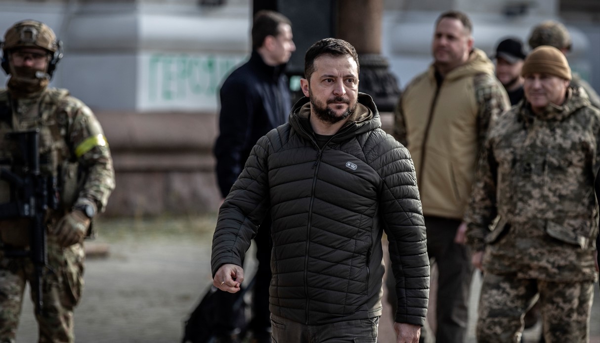 El presidente de Ucrania, Volodímir Zelenski, en la plaza principal de Jersón, Ucrania, el 14 de noviembre de 2022. (Finbarr O'Reilly/The New York Times)