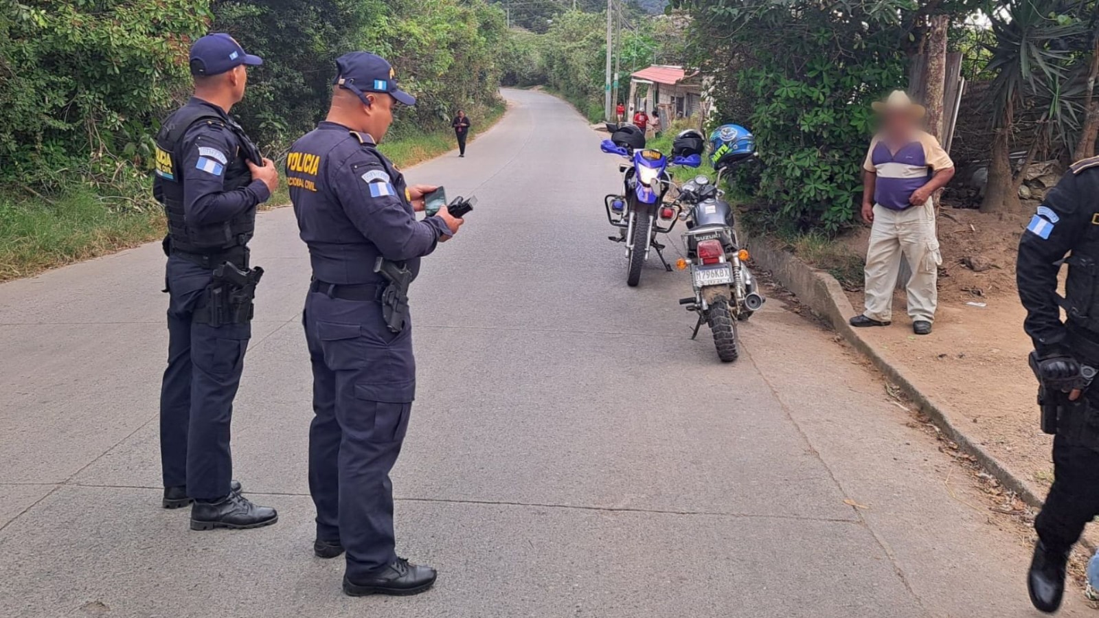 Los agentes policiales se han desplegado en distintas rutas en busca de los plagiarios de una mujer de origen estadounidense. (Foto Prensa Libre: PNC)