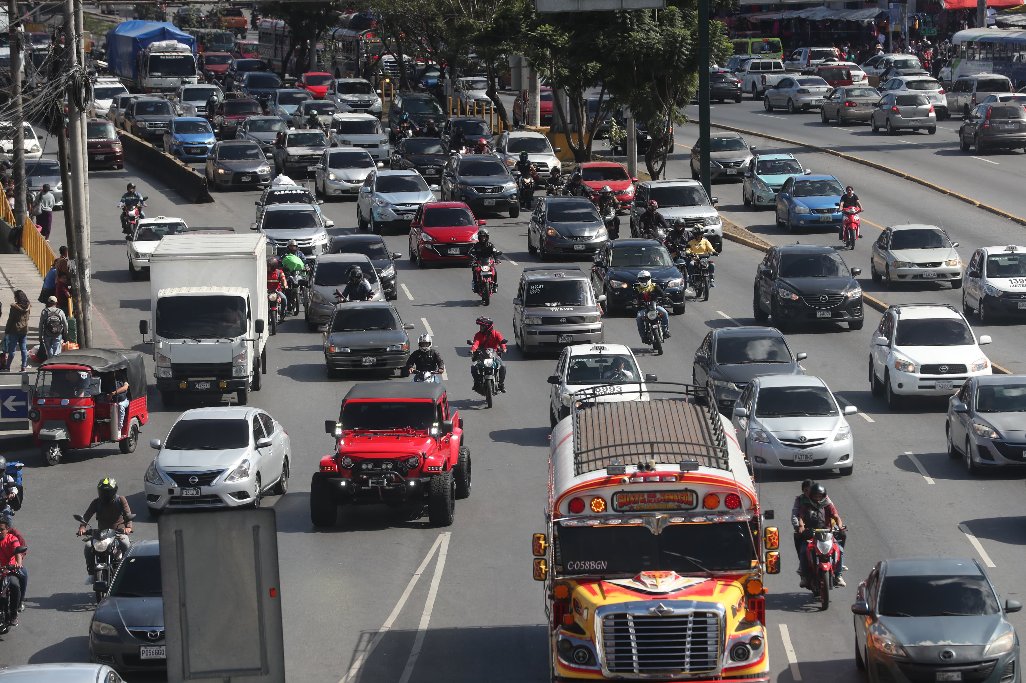 vehículos en todos los carriles de la calzada Roosevelt en Guatemala, una muestra del tráfico diario en los diferentes lugares del área metropolitana.