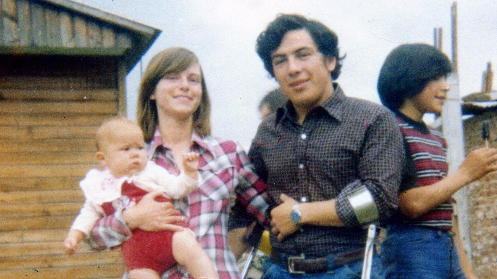 Claudia Poblete Hlaczik junto a sus padres en 1978.