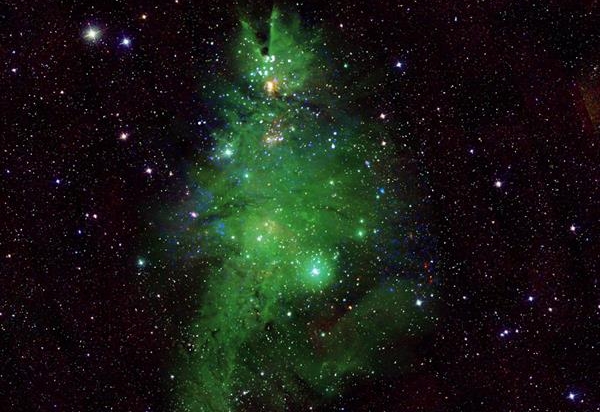 La Nasa capta un grupo de estrellas con la apariencia de un árbol de Navidad