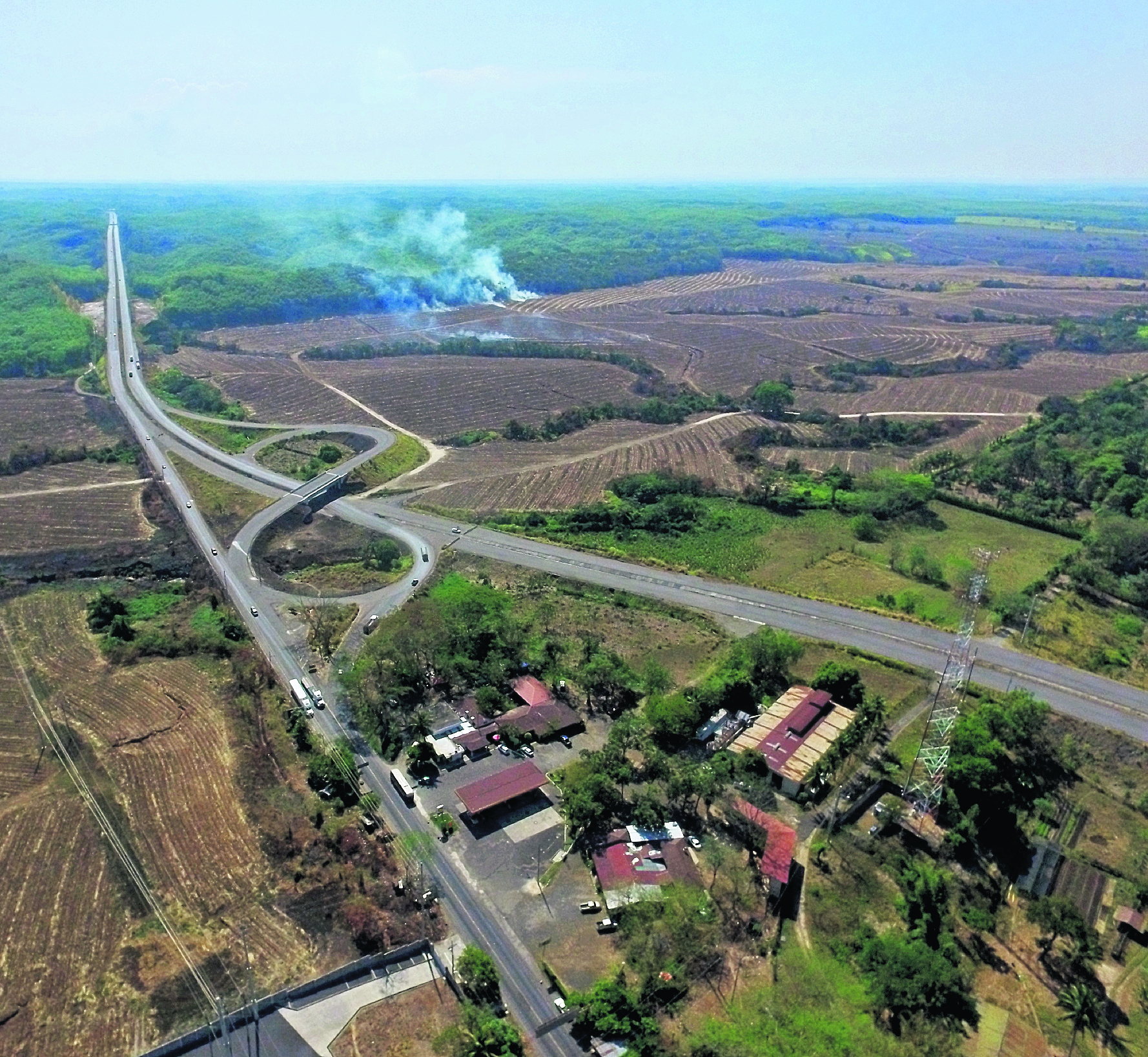 El ministerio de Comunicaciones tuvo una readecuación de  Q2 mil 556 millones para construcción y  mejoramiento de carreteras, así como  construcción de escuelas bicentenario. (Foto Prensa Libre Hemeroteca PL)