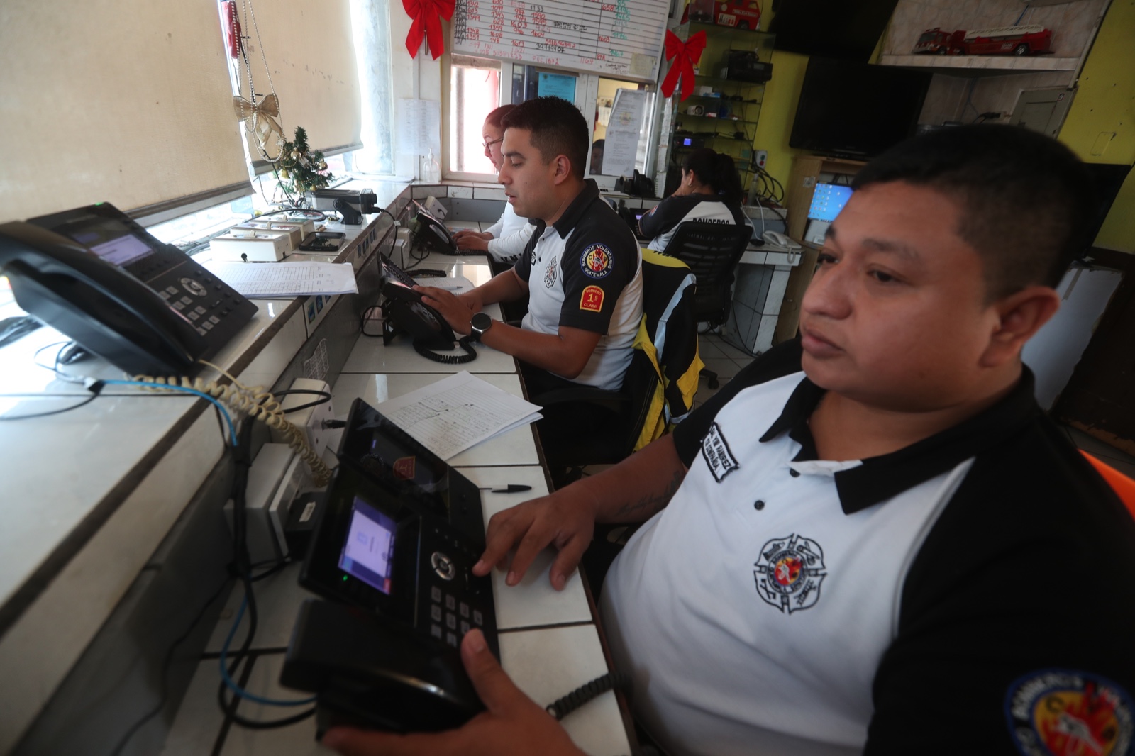 Los Bomberos Voluntarios reportan que gran parte de las llamadas que reciben durante el Día de los Inocentes son falsas. (Foto Prensa Libre: Érick Ávila)