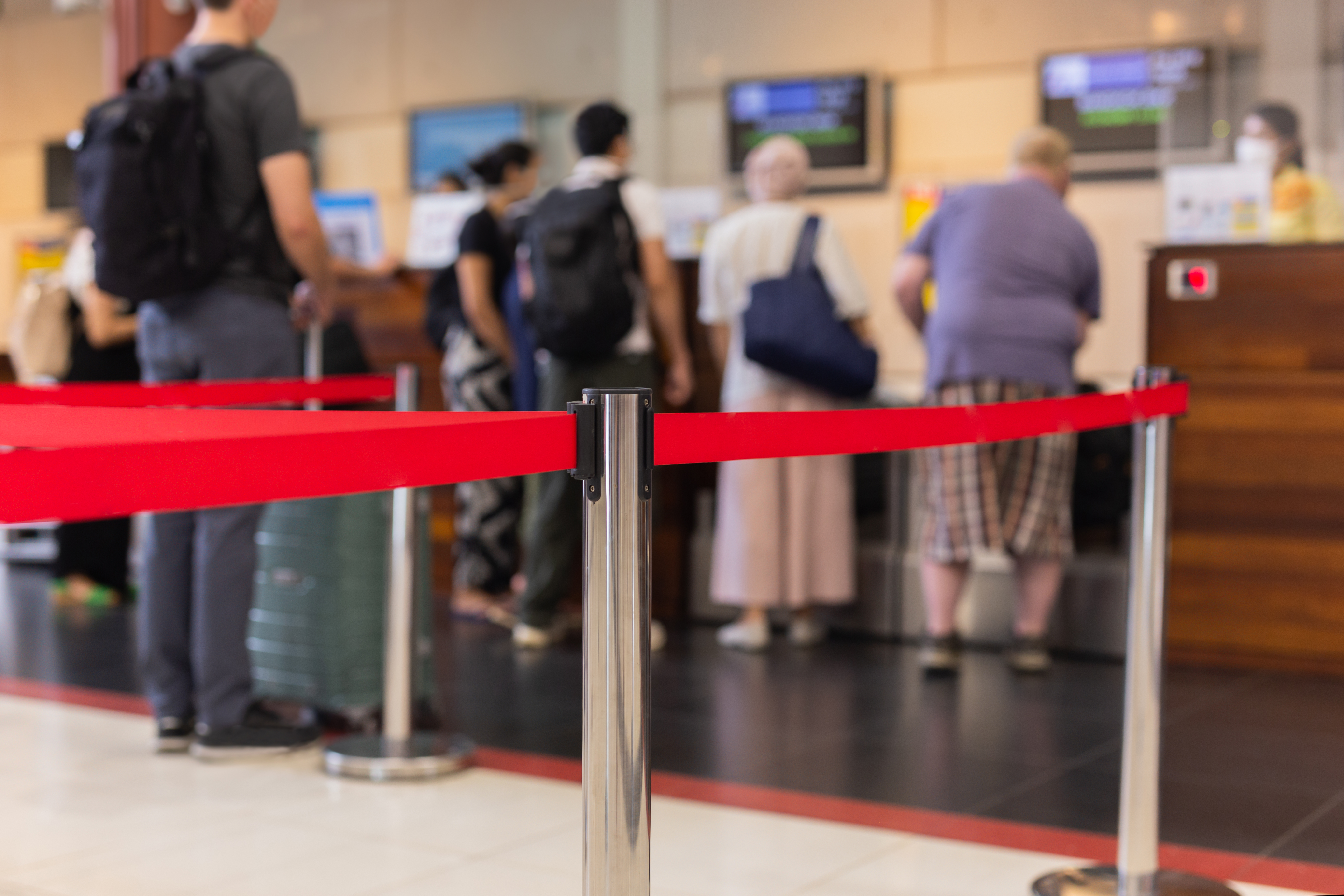 Por el asueto de Navidad, las agencias de banco podrían suspender sus servicios a clientes en las próximas horas. (Foto Prensa Libre: Freepik)