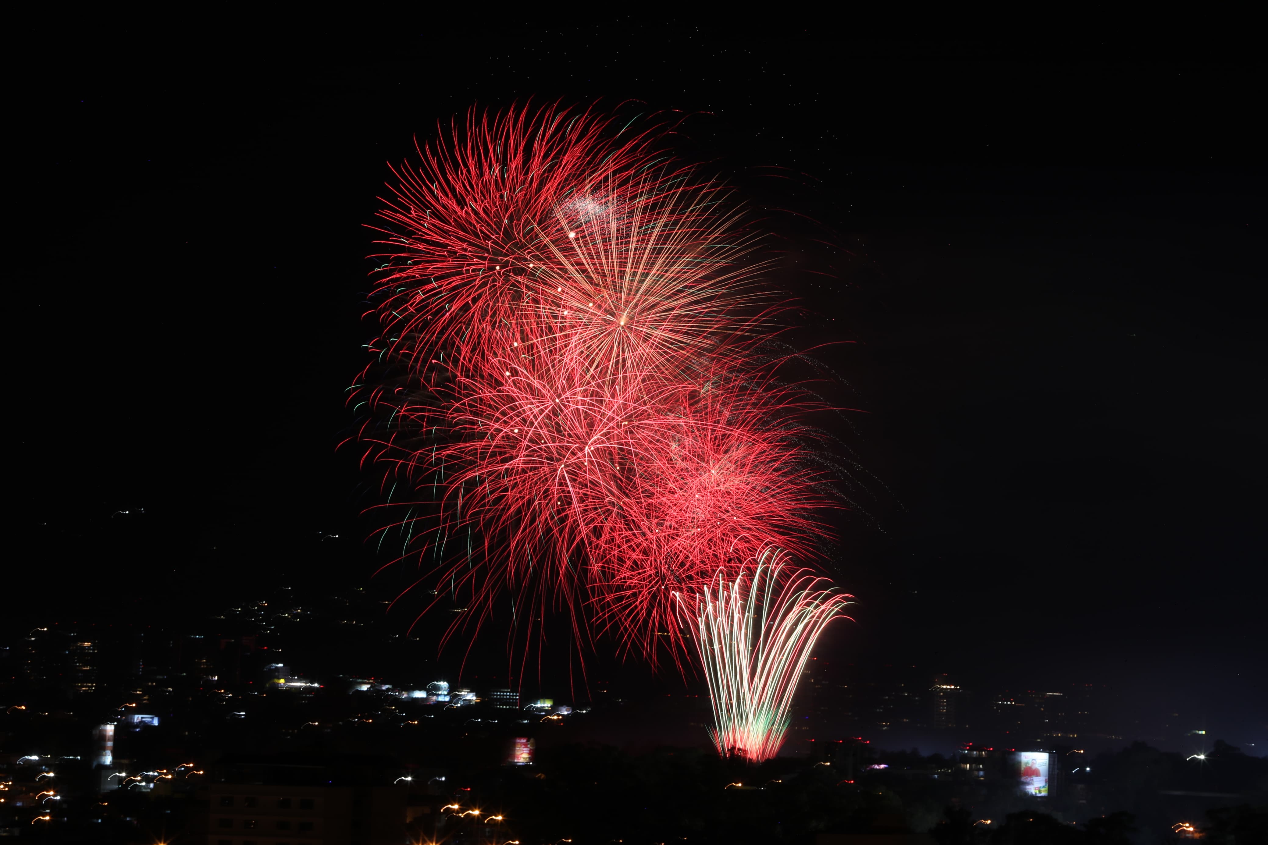 Las Luces Campero este 10 de diciembre iluminaron la noche en la ciudad capital. (Foto Prensa Libre: cortesía María René Barrientos)