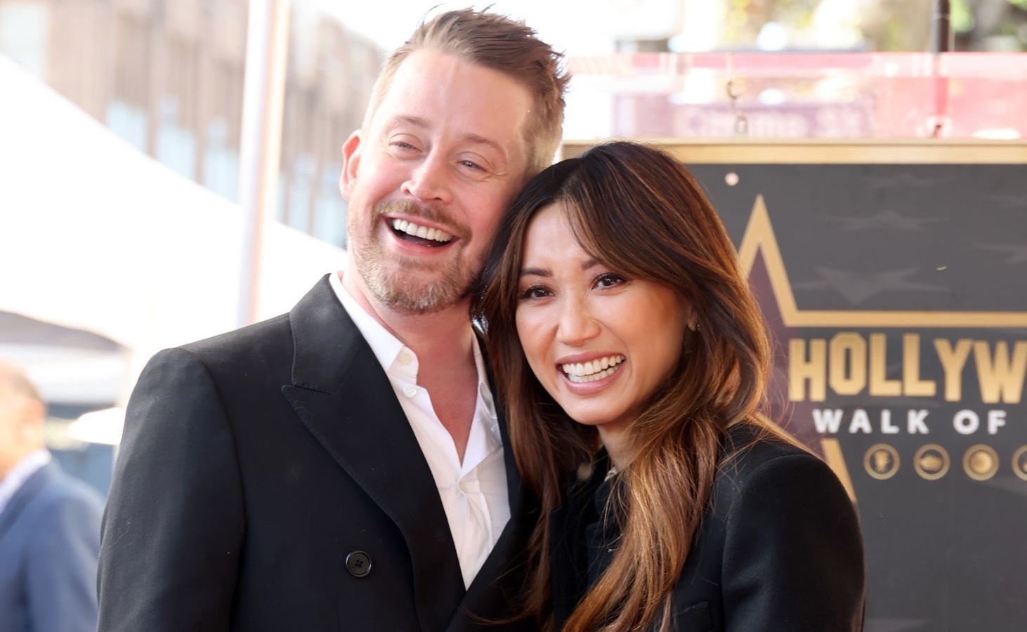 Macaulay Culkin y su esposa Brenda Song durante la develación de su estrella en Hollywood. (Foto Prensa Libre: Redes Sociales)