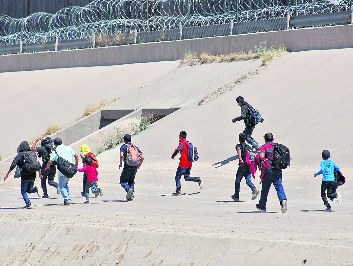 Los migrantes son obligados a llevar droga si no pagan cuotas exigidas por los narcotraficantes. (Foto Prensa Libre: Hemeroteca PL)