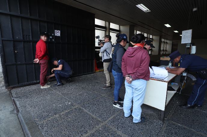 Sergio Yoel Morataya de León y Heizel Elissa Magdalena Morales Camey, el día de su captura en el Paraninfo de la Usac, señalados de usurpación agravada. (Foto Prensa Libre: Esbin García)
