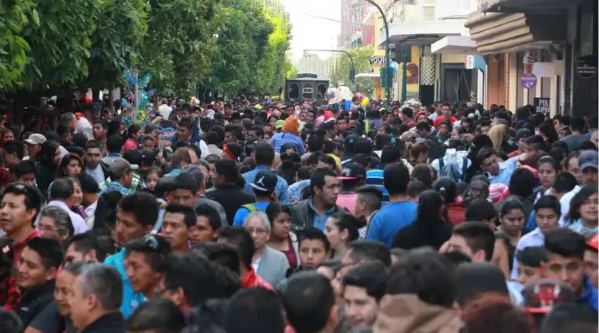 personas caminando temporada navideña